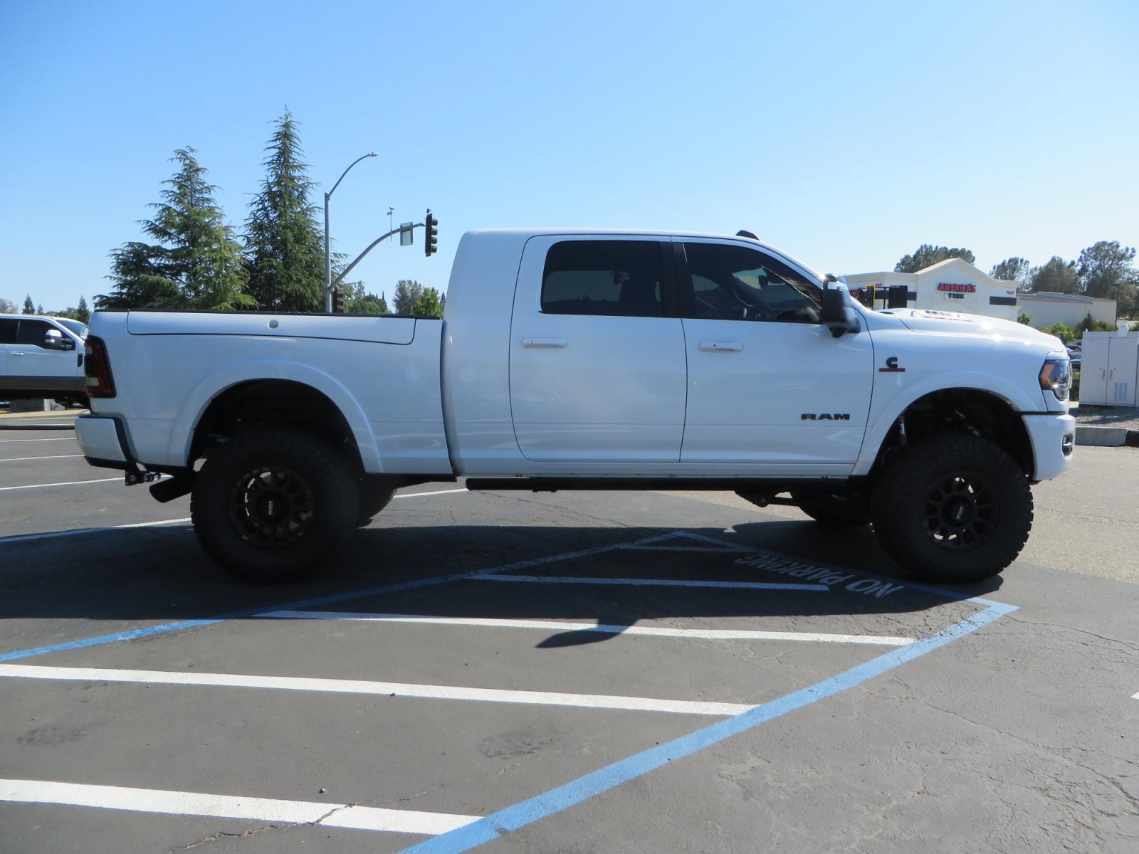 2023 White /BLACK RAM 3500 Limited Mega Cab 4WD (3C63R3PL6PG) with an 6.7L L6 OHV 24V TURBO DIESEL engine, 6A transmission, located at 2630 Grass Valley Highway, Auburn, CA, 95603, (530) 508-5100, 38.937893, -121.095482 - Limited Ram 3500 just built with a BDS 4" long arm suspension system, Fox 2.5 Performance Elite series shocks, Fox ATS steering stabilizer, Carli Suspension rear leaf spring Add- A-Packs, 37" Nitto Ridge Grappler tires, 18" Method NV wheels, CJC Offroad Intercooler guard, B&W tow and stow hitch, Bol - Photo #3