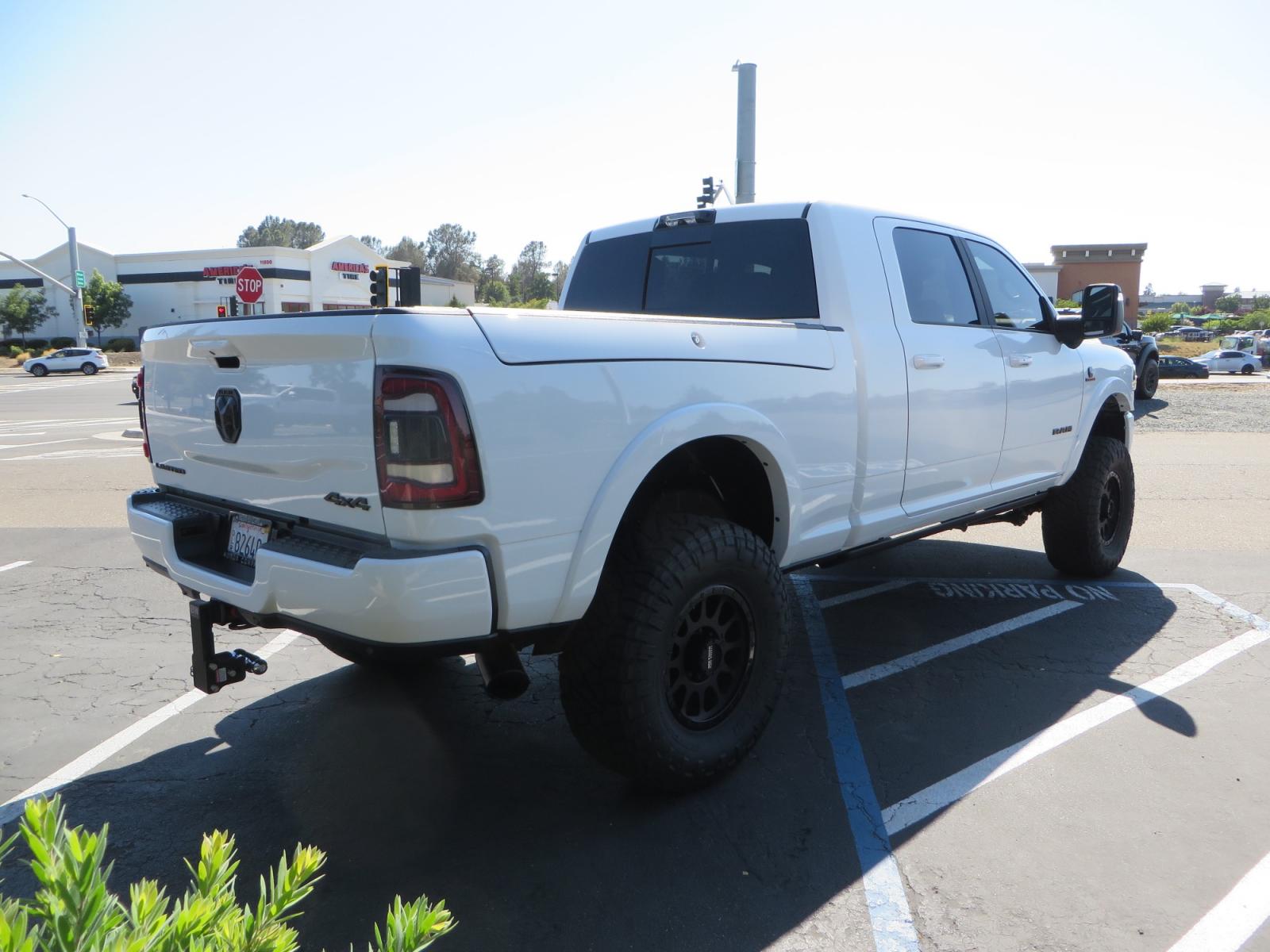 2023 White /BLACK RAM 3500 Limited Mega Cab 4WD (3C63R3PL6PG) with an 6.7L L6 OHV 24V TURBO DIESEL engine, 6A transmission, located at 2630 Grass Valley Highway, Auburn, CA, 95603, (530) 508-5100, 38.937893, -121.095482 - Limited Ram 3500 just built with a BDS 4" long arm suspension system, Fox 2.5 Performance Elite series shocks, Fox ATS steering stabilizer, Carli Suspension rear leaf spring Add- A-Packs, 37" Nitto Ridge Grappler tires, 18" Method NV wheels, CJC Offroad Intercooler guard, B&W tow and stow hitch, Bol - Photo #4