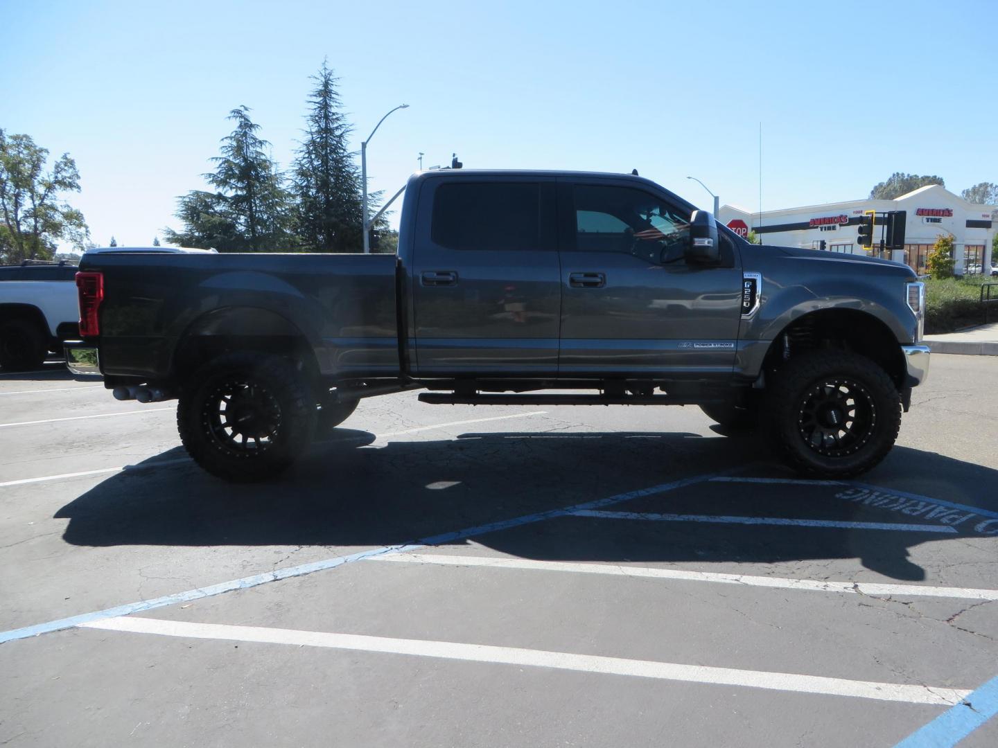 2019 Charcoal /BLACK Ford F250 Super Duty Crew Cab Lariat Crew Cab 4WD (1FT7W2BT0KE) with an V8 Turbo Diesel 6.7 Liter engine, Automatic 6-Spd w/SelectShift and TorqShift-G transmission, located at 2630 Grass Valley Highway, Auburn, CA, 95603, (530) 508-5100, 38.937893, -121.095482 - Features - BDS 4" radius arm suspension system, Fox 2.0 shocks, 37" NItto Ridge Grappler tires, 20" Method NV wheels, and window tint. - Photo#3