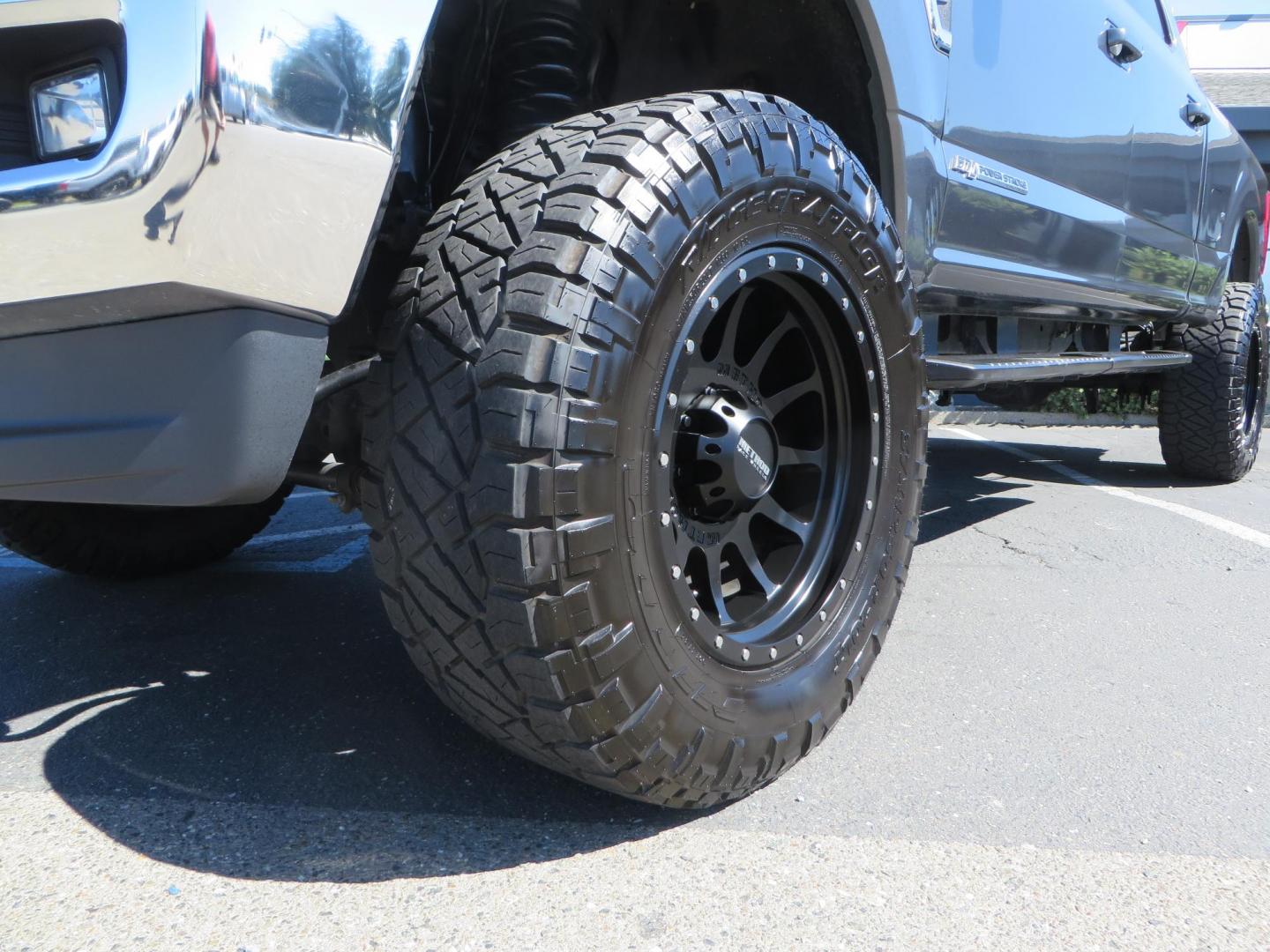 2019 Charcoal /BLACK Ford F250 Super Duty Crew Cab Lariat Crew Cab 4WD (1FT7W2BT0KE) with an V8 Turbo Diesel 6.7 Liter engine, Automatic 6-Spd w/SelectShift and TorqShift-G transmission, located at 2630 Grass Valley Highway, Auburn, CA, 95603, (530) 508-5100, 38.937893, -121.095482 - Features - BDS 4" radius arm suspension system, Fox 2.0 shocks, 37" NItto Ridge Grappler tires, 20" Method NV wheels, and window tint. - Photo#8