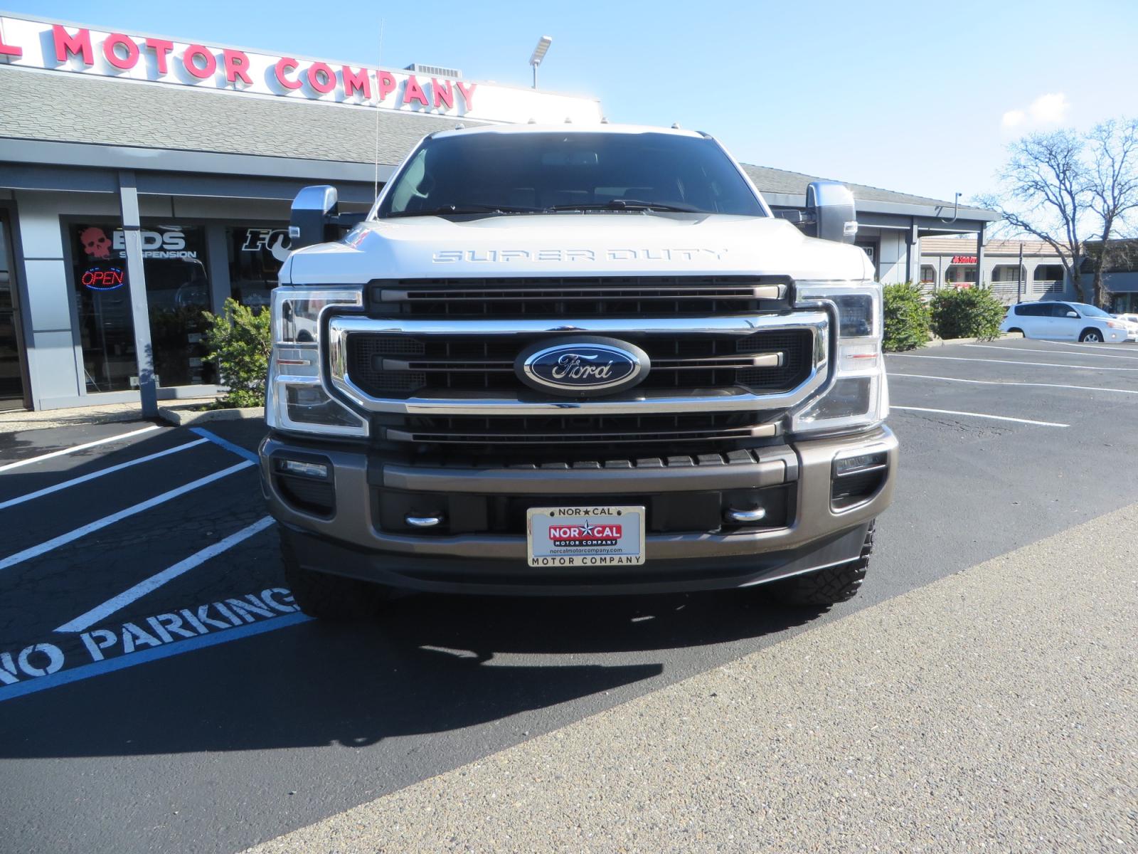 2020 WHITE / TAN Ford F-350 SD King Ranch Crew Cab Short Bed 4WD (1FT8W3BT9LE) with an 6.7L V8 OHV 16V DIESEL engine, 6A transmission, located at 2630 Grass Valley Highway, Auburn, CA, 95603, (530) 508-5100, 38.937893, -121.095482 - Photo #1