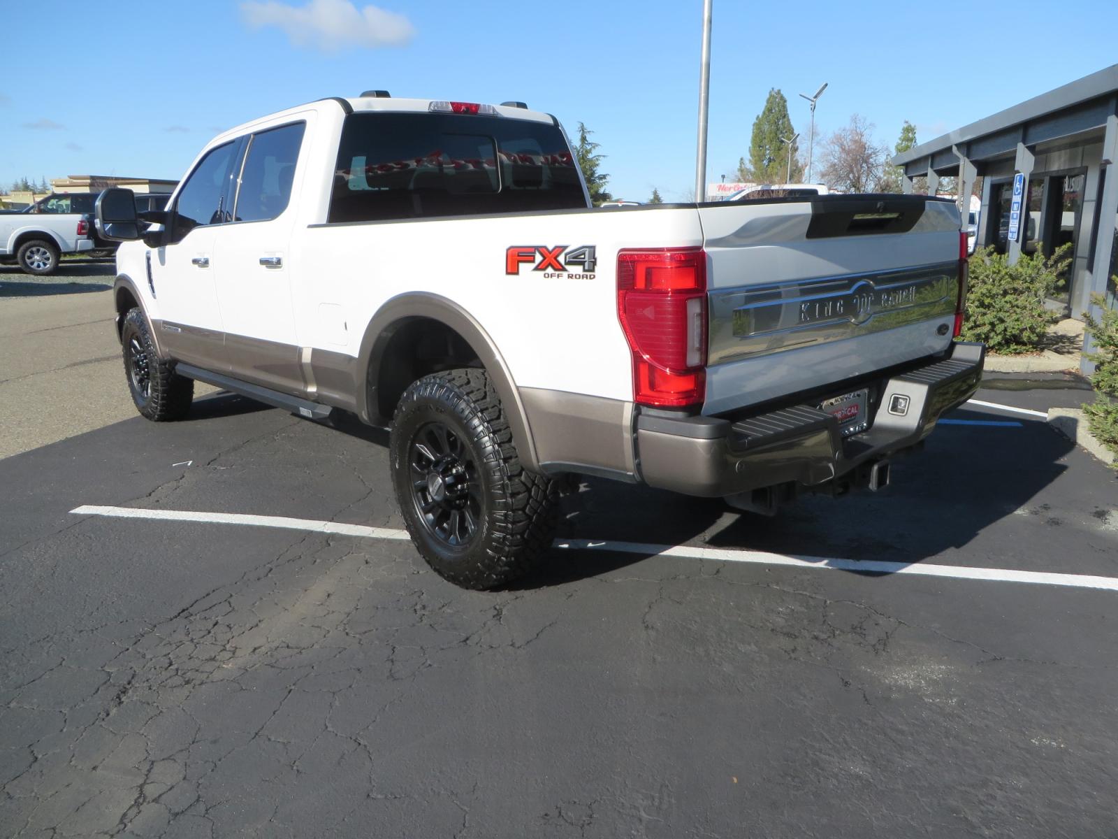 2020 WHITE / TAN Ford F-350 SD King Ranch Crew Cab Short Bed 4WD (1FT8W3BT9LE) with an 6.7L V8 OHV 16V DIESEL engine, 6A transmission, located at 2630 Grass Valley Highway, Auburn, CA, 95603, (530) 508-5100, 38.937893, -121.095482 - Photo #6