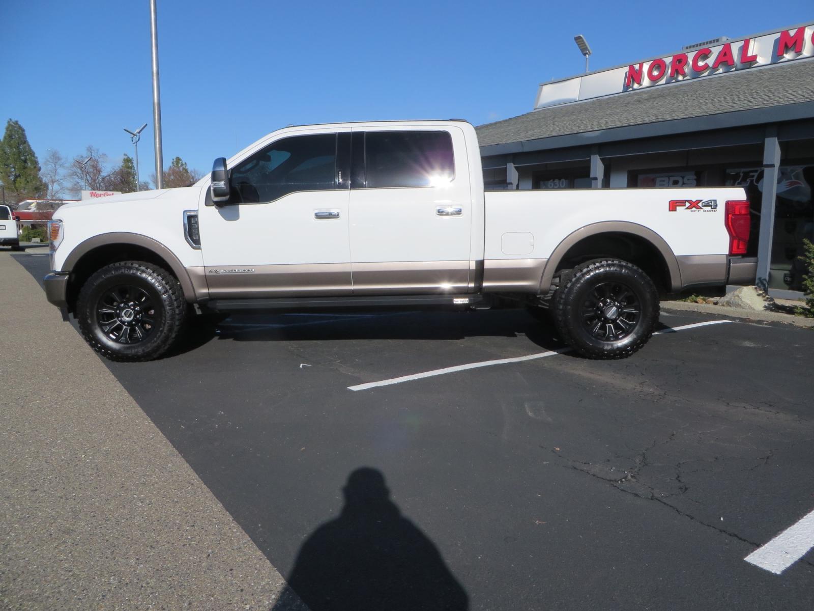 2020 WHITE / TAN Ford F-350 SD King Ranch Crew Cab Short Bed 4WD (1FT8W3BT9LE) with an 6.7L V8 OHV 16V DIESEL engine, 6A transmission, located at 2630 Grass Valley Highway, Auburn, CA, 95603, (530) 508-5100, 38.937893, -121.095482 - Photo #7