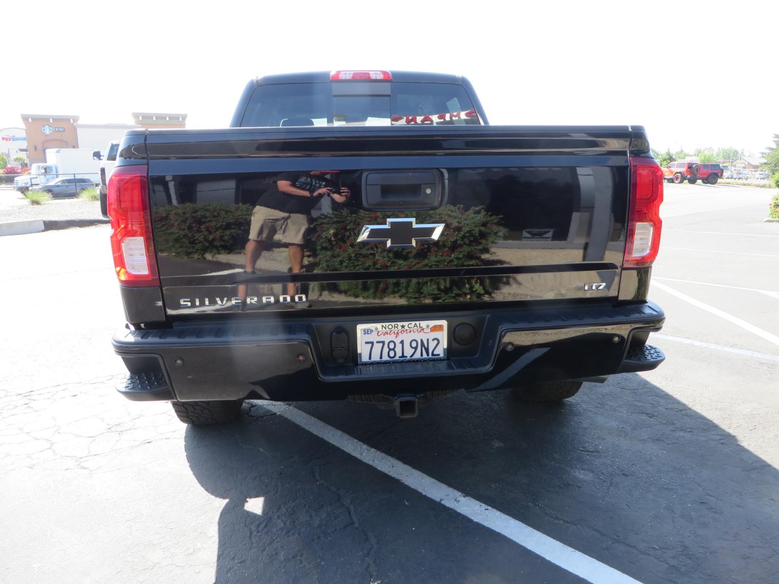 2018 Black /BLACK Chevrolet Silverado 1500 LTZ Crew Cab 4WD (3GCUKSECXJG) with an 5.3L V8 OHV 16V engine, 6A transmission, located at 2630 Grass Valley Highway, Auburn, CA, 95603, (530) 508-5100, 38.937893, -121.095482 - Clean 1500 sitting on a level kit with 17" Method NV wheels wrapped in Falken Wildpeak AT3W tires. - Photo #5