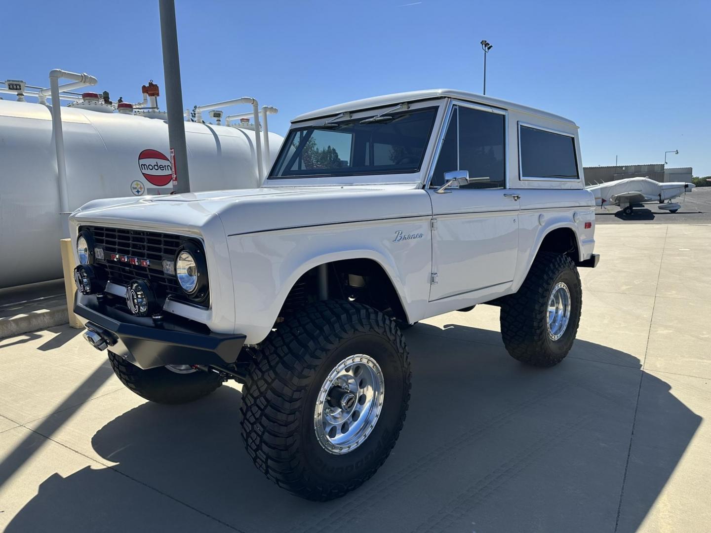 1971 White /Black / Grey Ford Bronco (U15GLK86693) with an 302 engine, np 435 4 speed transmission, located at 2630 Grass Valley Highway, Auburn, CA, 95603, (530) 508-5100, 38.937893, -121.095482 - 1971 FORD BRONCO BUILD CALIFORNIA BRONCO HARD TOP AND NO RUST REBUILT 302 WITH PERFORMANCE CAM, EDELBROCK MANIFOLD, HOLLEY AVENGER 650 CARB & MSD IGNITION NP 435 4 SPEED WITH WILD HORSE BILLET SHIFT EXTENDER DANA 20 WITH WILD HORSE TWIN STICK TRANSFER CASE NEW PAINLESS WIRING HARNESS RHINO LIN - Photo#10
