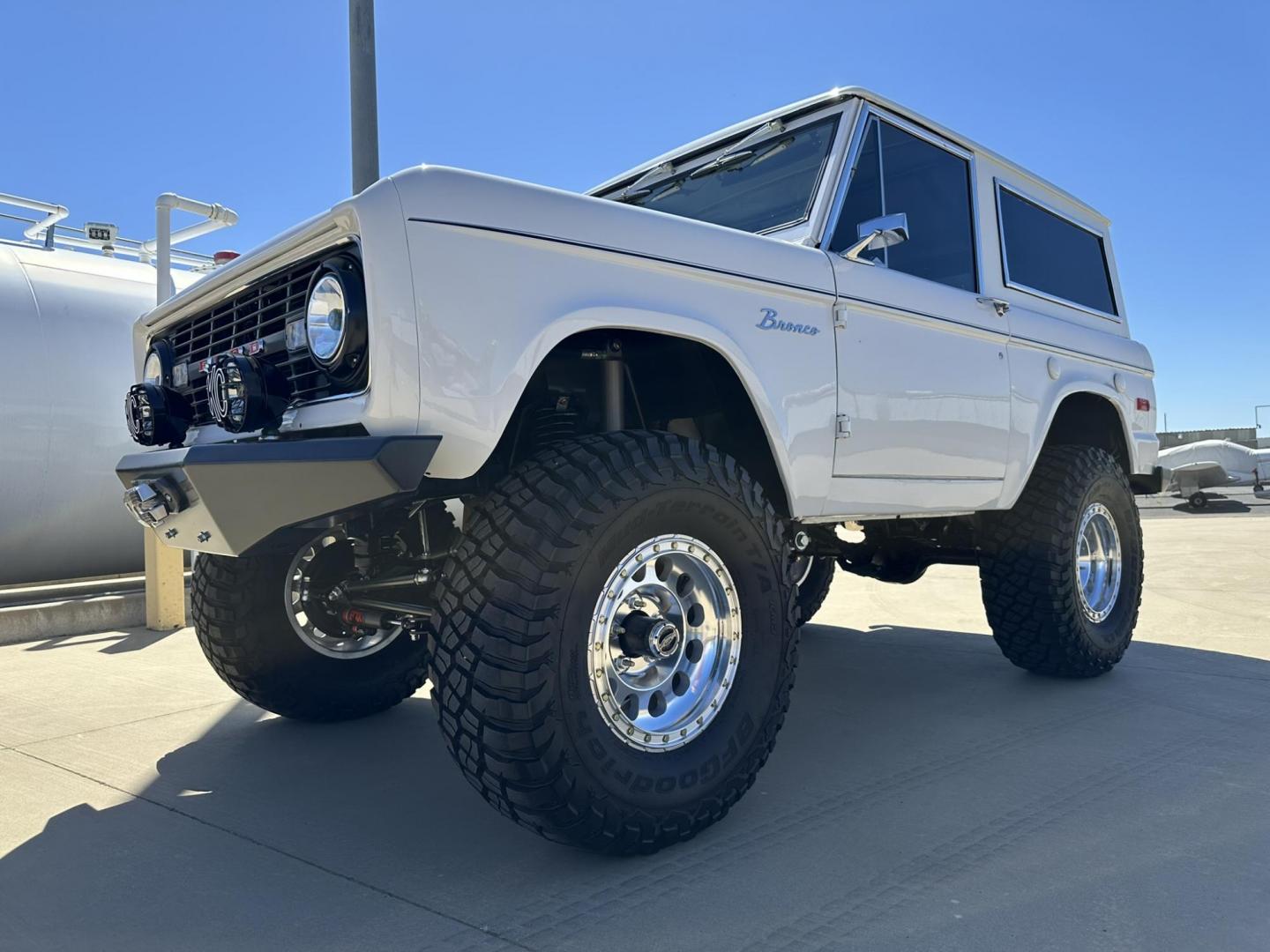 1971 White /Black / Grey Ford Bronco (U15GLK86693) with an 302 engine, np 435 4 speed transmission, located at 2630 Grass Valley Highway, Auburn, CA, 95603, (530) 508-5100, 38.937893, -121.095482 - 1971 FORD BRONCO BUILD CALIFORNIA BRONCO HARD TOP AND NO RUST REBUILT 302 WITH PERFORMANCE CAM, EDELBROCK MANIFOLD, HOLLEY AVENGER 650 CARB & MSD IGNITION NP 435 4 SPEED WITH WILD HORSE BILLET SHIFT EXTENDER DANA 20 WITH WILD HORSE TWIN STICK TRANSFER CASE NEW PAINLESS WIRING HARNESS RHINO LIN - Photo#8