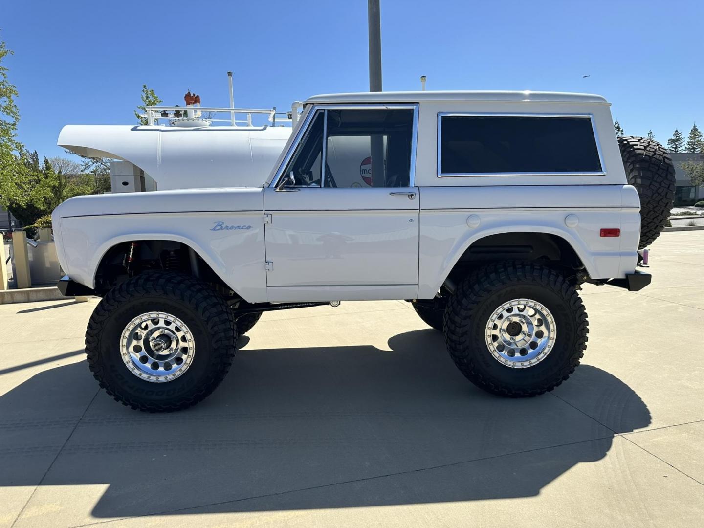 1971 White /Black / Grey Ford Bronco (U15GLK86693) with an 302 engine, np 435 4 speed transmission, located at 2630 Grass Valley Highway, Auburn, CA, 95603, (530) 508-5100, 38.937893, -121.095482 - 1971 FORD BRONCO BUILD CALIFORNIA BRONCO HARD TOP AND NO RUST REBUILT 302 WITH PERFORMANCE CAM, EDELBROCK MANIFOLD, HOLLEY AVENGER 650 CARB & MSD IGNITION NP 435 4 SPEED WITH WILD HORSE BILLET SHIFT EXTENDER DANA 20 WITH WILD HORSE TWIN STICK TRANSFER CASE NEW PAINLESS WIRING HARNESS RHINO LIN - Photo#13