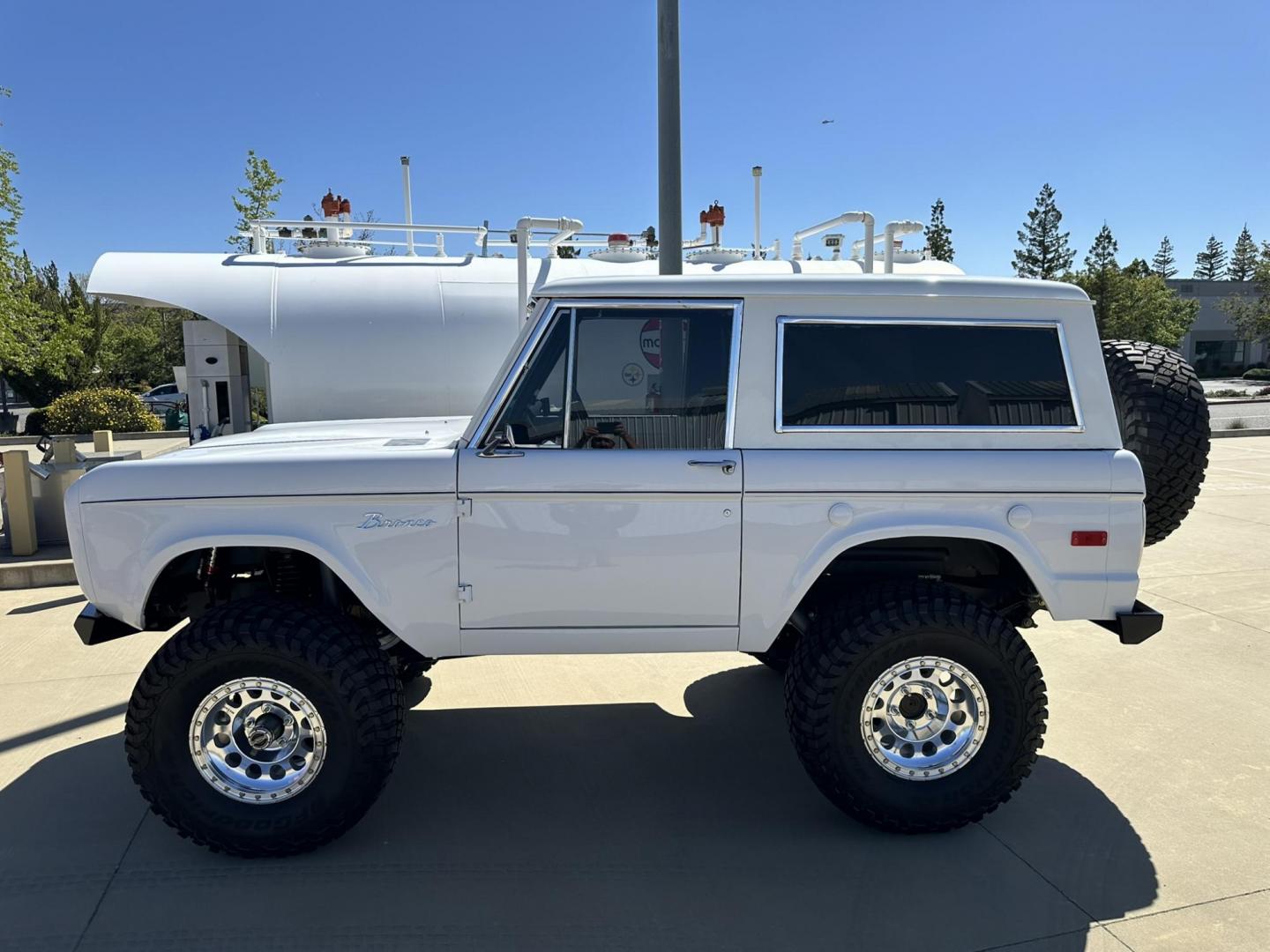 1971 White /Black / Grey Ford Bronco (U15GLK86693) with an 302 engine, np 435 4 speed transmission, located at 2630 Grass Valley Highway, Auburn, CA, 95603, (530) 508-5100, 38.937893, -121.095482 - 1971 FORD BRONCO BUILD CALIFORNIA BRONCO HARD TOP AND NO RUST REBUILT 302 WITH PERFORMANCE CAM, EDELBROCK MANIFOLD, HOLLEY AVENGER 650 CARB & MSD IGNITION NP 435 4 SPEED WITH WILD HORSE BILLET SHIFT EXTENDER DANA 20 WITH WILD HORSE TWIN STICK TRANSFER CASE NEW PAINLESS WIRING HARNESS RHINO LIN - Photo#14