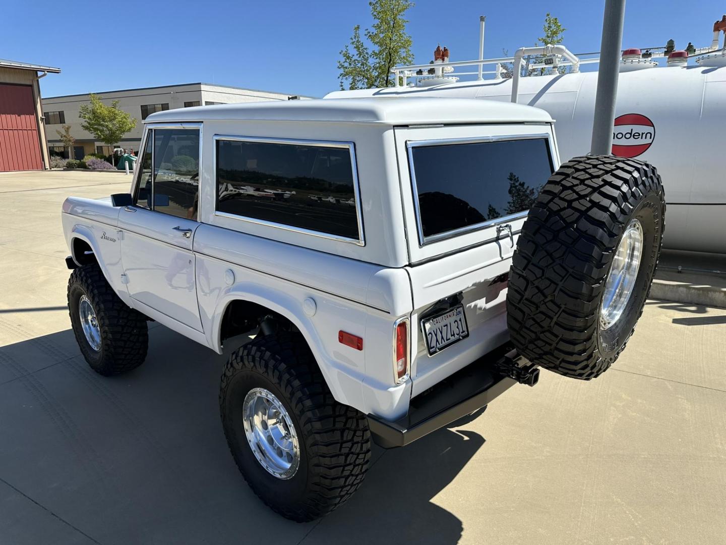 1971 White /Black / Grey Ford Bronco (U15GLK86693) with an 302 engine, np 435 4 speed transmission, located at 2630 Grass Valley Highway, Auburn, CA, 95603, (530) 508-5100, 38.937893, -121.095482 - 1971 FORD BRONCO BUILD CALIFORNIA BRONCO HARD TOP AND NO RUST REBUILT 302 WITH PERFORMANCE CAM, EDELBROCK MANIFOLD, HOLLEY AVENGER 650 CARB & MSD IGNITION NP 435 4 SPEED WITH WILD HORSE BILLET SHIFT EXTENDER DANA 20 WITH WILD HORSE TWIN STICK TRANSFER CASE NEW PAINLESS WIRING HARNESS RHINO LIN - Photo#17
