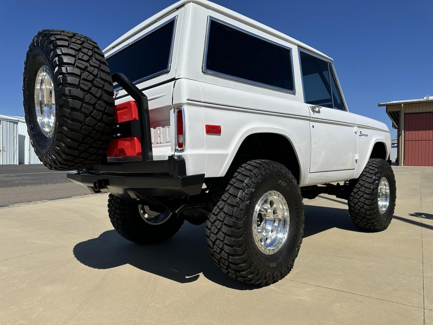 1971 White /Black / Grey Ford Bronco (U15GLK86693) with an 302 engine, np 435 4 speed transmission, located at 2630 Grass Valley Highway, Auburn, CA, 95603, (530) 508-5100, 38.937893, -121.095482 - 1971 FORD BRONCO BUILD CALIFORNIA BRONCO HARD TOP AND NO RUST REBUILT 302 WITH PERFORMANCE CAM, EDELBROCK MANIFOLD, HOLLEY AVENGER 650 CARB & MSD IGNITION NP 435 4 SPEED WITH WILD HORSE BILLET SHIFT EXTENDER DANA 20 WITH WILD HORSE TWIN STICK TRANSFER CASE NEW PAINLESS WIRING HARNESS RHINO LIN - Photo#21