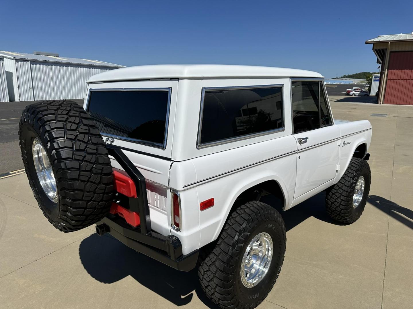 1971 White /Black / Grey Ford Bronco (U15GLK86693) with an 302 engine, np 435 4 speed transmission, located at 2630 Grass Valley Highway, Auburn, CA, 95603, (530) 508-5100, 38.937893, -121.095482 - 1971 FORD BRONCO BUILD CALIFORNIA BRONCO HARD TOP AND NO RUST REBUILT 302 WITH PERFORMANCE CAM, EDELBROCK MANIFOLD, HOLLEY AVENGER 650 CARB & MSD IGNITION NP 435 4 SPEED WITH WILD HORSE BILLET SHIFT EXTENDER DANA 20 WITH WILD HORSE TWIN STICK TRANSFER CASE NEW PAINLESS WIRING HARNESS RHINO LIN - Photo#23