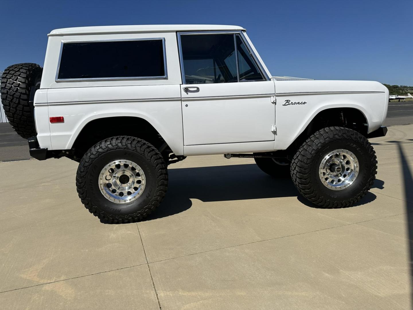 1971 White /Black / Grey Ford Bronco (U15GLK86693) with an 302 engine, np 435 4 speed transmission, located at 2630 Grass Valley Highway, Auburn, CA, 95603, (530) 508-5100, 38.937893, -121.095482 - 1971 FORD BRONCO BUILD CALIFORNIA BRONCO HARD TOP AND NO RUST REBUILT 302 WITH PERFORMANCE CAM, EDELBROCK MANIFOLD, HOLLEY AVENGER 650 CARB & MSD IGNITION NP 435 4 SPEED WITH WILD HORSE BILLET SHIFT EXTENDER DANA 20 WITH WILD HORSE TWIN STICK TRANSFER CASE NEW PAINLESS WIRING HARNESS RHINO LIN - Photo#24