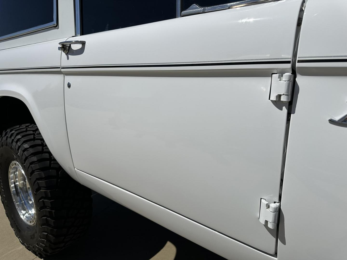 1971 White /Black / Grey Ford Bronco (U15GLK86693) with an 302 engine, np 435 4 speed transmission, located at 2630 Grass Valley Highway, Auburn, CA, 95603, (530) 508-5100, 38.937893, -121.095482 - 1971 FORD BRONCO BUILD CALIFORNIA BRONCO HARD TOP AND NO RUST REBUILT 302 WITH PERFORMANCE CAM, EDELBROCK MANIFOLD, HOLLEY AVENGER 650 CARB & MSD IGNITION NP 435 4 SPEED WITH WILD HORSE BILLET SHIFT EXTENDER DANA 20 WITH WILD HORSE TWIN STICK TRANSFER CASE NEW PAINLESS WIRING HARNESS RHINO LIN - Photo#34