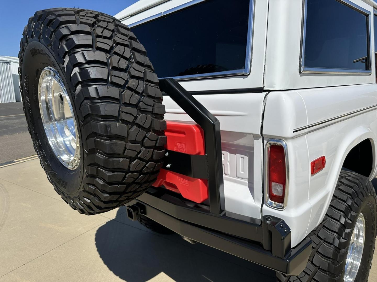1971 White /Black / Grey Ford Bronco (U15GLK86693) with an 302 engine, np 435 4 speed transmission, located at 2630 Grass Valley Highway, Auburn, CA, 95603, (530) 508-5100, 38.937893, -121.095482 - 1971 FORD BRONCO BUILD CALIFORNIA BRONCO HARD TOP AND NO RUST REBUILT 302 WITH PERFORMANCE CAM, EDELBROCK MANIFOLD, HOLLEY AVENGER 650 CARB & MSD IGNITION NP 435 4 SPEED WITH WILD HORSE BILLET SHIFT EXTENDER DANA 20 WITH WILD HORSE TWIN STICK TRANSFER CASE NEW PAINLESS WIRING HARNESS RHINO LIN - Photo#36