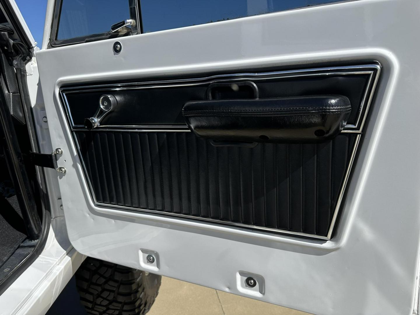 1971 White /Black / Grey Ford Bronco (U15GLK86693) with an 302 engine, np 435 4 speed transmission, located at 2630 Grass Valley Highway, Auburn, CA, 95603, (530) 508-5100, 38.937893, -121.095482 - 1971 FORD BRONCO BUILD CALIFORNIA BRONCO HARD TOP AND NO RUST REBUILT 302 WITH PERFORMANCE CAM, EDELBROCK MANIFOLD, HOLLEY AVENGER 650 CARB & MSD IGNITION NP 435 4 SPEED WITH WILD HORSE BILLET SHIFT EXTENDER DANA 20 WITH WILD HORSE TWIN STICK TRANSFER CASE NEW PAINLESS WIRING HARNESS RHINO LIN - Photo#113
