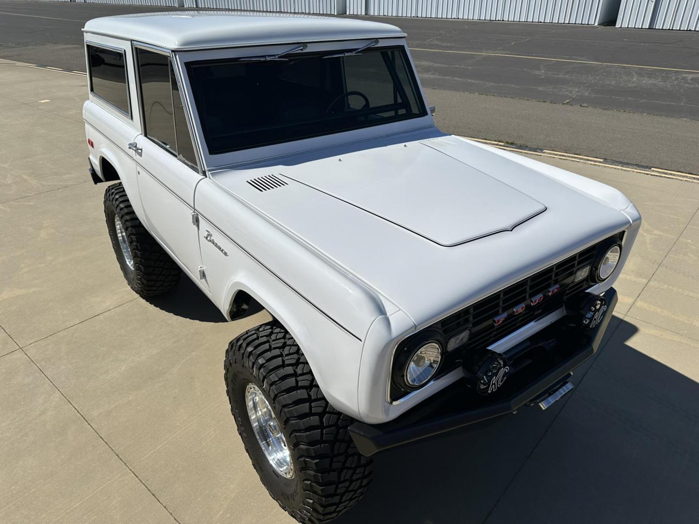 1971 White /Black / Grey Ford Bronco (U15GLK86693) with an 302 engine, np 435 4 speed transmission, located at 2630 Grass Valley Highway, Auburn, CA, 95603, (530) 508-5100, 38.937893, -121.095482 - 1971 FORD BRONCO BUILD CALIFORNIA BRONCO HARD TOP AND NO RUST REBUILT 302 WITH PERFORMANCE CAM, EDELBROCK MANIFOLD, HOLLEY AVENGER 650 CARB & MSD IGNITION NP 435 4 SPEED WITH WILD HORSE BILLET SHIFT EXTENDER DANA 20 WITH WILD HORSE TWIN STICK TRANSFER CASE NEW PAINLESS WIRING HARNESS RHINO LIN - Photo#131