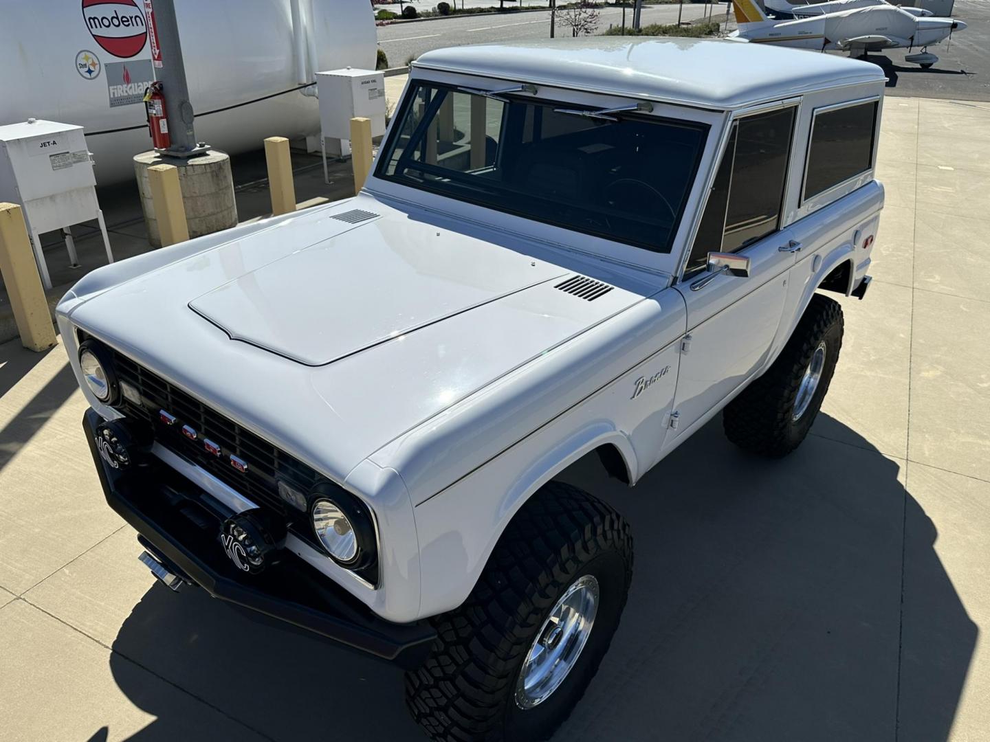 1971 White /Black / Grey Ford Bronco (U15GLK86693) with an 302 engine, np 435 4 speed transmission, located at 2630 Grass Valley Highway, Auburn, CA, 95603, (530) 508-5100, 38.937893, -121.095482 - 1971 FORD BRONCO BUILD CALIFORNIA BRONCO HARD TOP AND NO RUST REBUILT 302 WITH PERFORMANCE CAM, EDELBROCK MANIFOLD, HOLLEY AVENGER 650 CARB & MSD IGNITION NP 435 4 SPEED WITH WILD HORSE BILLET SHIFT EXTENDER DANA 20 WITH WILD HORSE TWIN STICK TRANSFER CASE NEW PAINLESS WIRING HARNESS RHINO LIN - Photo#133