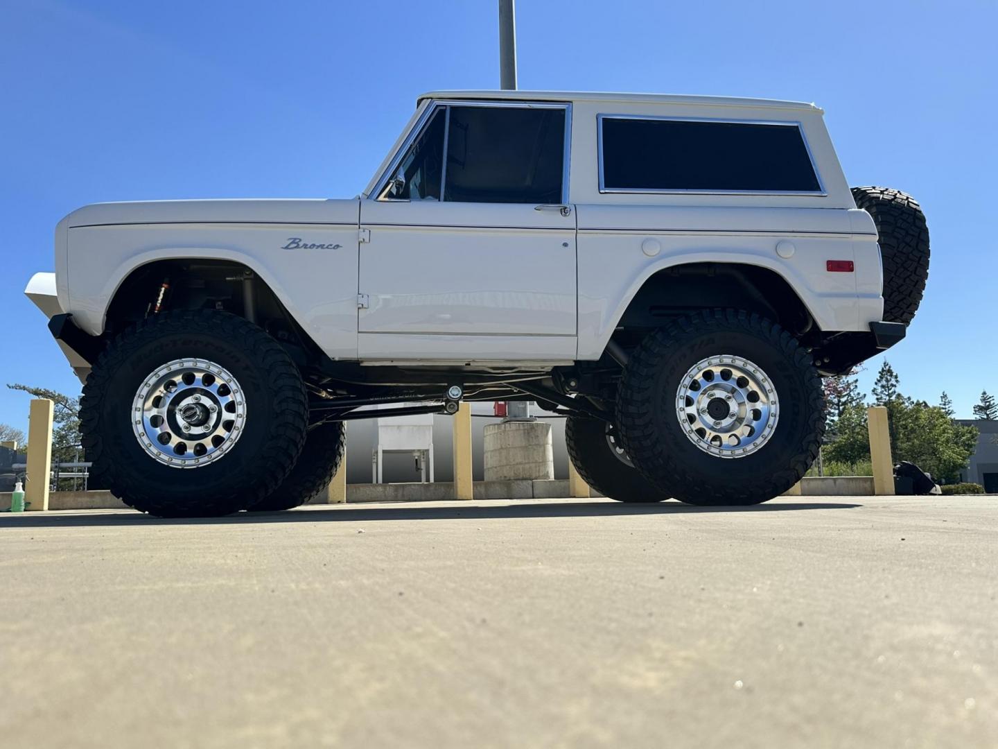 1971 White /Black / Grey Ford Bronco (U15GLK86693) with an 302 engine, np 435 4 speed transmission, located at 2630 Grass Valley Highway, Auburn, CA, 95603, (530) 508-5100, 38.937893, -121.095482 - 1971 FORD BRONCO BUILD CALIFORNIA BRONCO HARD TOP AND NO RUST REBUILT 302 WITH PERFORMANCE CAM, EDELBROCK MANIFOLD, HOLLEY AVENGER 650 CARB & MSD IGNITION NP 435 4 SPEED WITH WILD HORSE BILLET SHIFT EXTENDER DANA 20 WITH WILD HORSE TWIN STICK TRANSFER CASE NEW PAINLESS WIRING HARNESS RHINO LIN - Photo#135