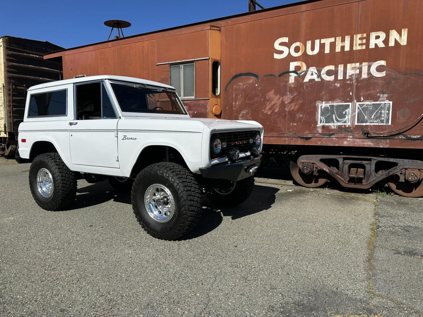 1971 White /Black / Grey Ford Bronco (U15GLK86693) with an 302 engine, np 435 4 speed transmission, located at 2630 Grass Valley Highway, Auburn, CA, 95603, (530) 508-5100, 38.937893, -121.095482 - 1971 FORD BRONCO BUILD CALIFORNIA BRONCO HARD TOP AND NO RUST REBUILT 302 WITH PERFORMANCE CAM, EDELBROCK MANIFOLD, HOLLEY AVENGER 650 CARB & MSD IGNITION NP 435 4 SPEED WITH WILD HORSE BILLET SHIFT EXTENDER DANA 20 WITH WILD HORSE TWIN STICK TRANSFER CASE NEW PAINLESS WIRING HARNESS RHINO LIN - Photo#160
