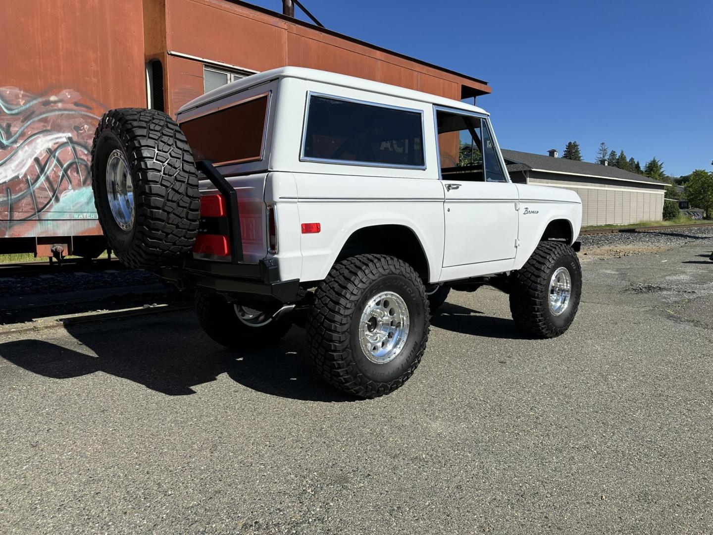 1971 White /Black / Grey Ford Bronco (U15GLK86693) with an 302 engine, np 435 4 speed transmission, located at 2630 Grass Valley Highway, Auburn, CA, 95603, (530) 508-5100, 38.937893, -121.095482 - 1971 FORD BRONCO BUILD CALIFORNIA BRONCO HARD TOP AND NO RUST REBUILT 302 WITH PERFORMANCE CAM, EDELBROCK MANIFOLD, HOLLEY AVENGER 650 CARB & MSD IGNITION NP 435 4 SPEED WITH WILD HORSE BILLET SHIFT EXTENDER DANA 20 WITH WILD HORSE TWIN STICK TRANSFER CASE NEW PAINLESS WIRING HARNESS RHINO LIN - Photo#163