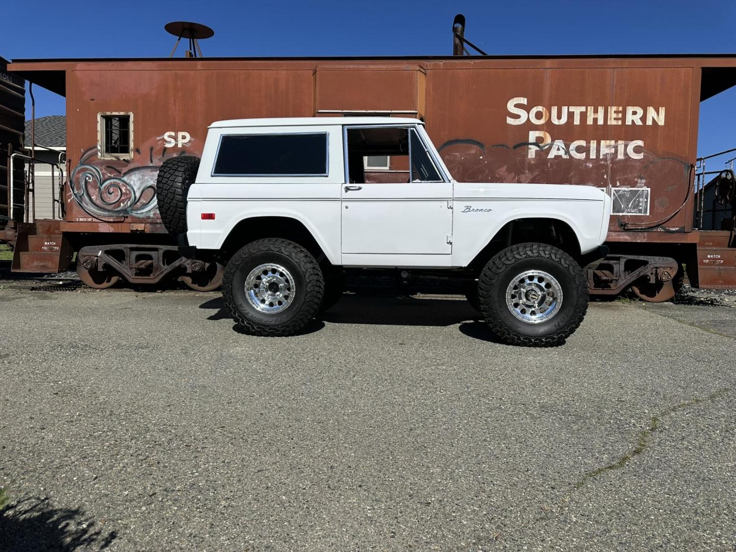 1971 White /Black / Grey Ford Bronco (U15GLK86693) with an 302 engine, np 435 4 speed transmission, located at 2630 Grass Valley Highway, Auburn, CA, 95603, (530) 508-5100, 38.937893, -121.095482 - 1971 FORD BRONCO BUILD CALIFORNIA BRONCO HARD TOP AND NO RUST REBUILT 302 WITH PERFORMANCE CAM, EDELBROCK MANIFOLD, HOLLEY AVENGER 650 CARB & MSD IGNITION NP 435 4 SPEED WITH WILD HORSE BILLET SHIFT EXTENDER DANA 20 WITH WILD HORSE TWIN STICK TRANSFER CASE NEW PAINLESS WIRING HARNESS RHINO LIN - Photo#165
