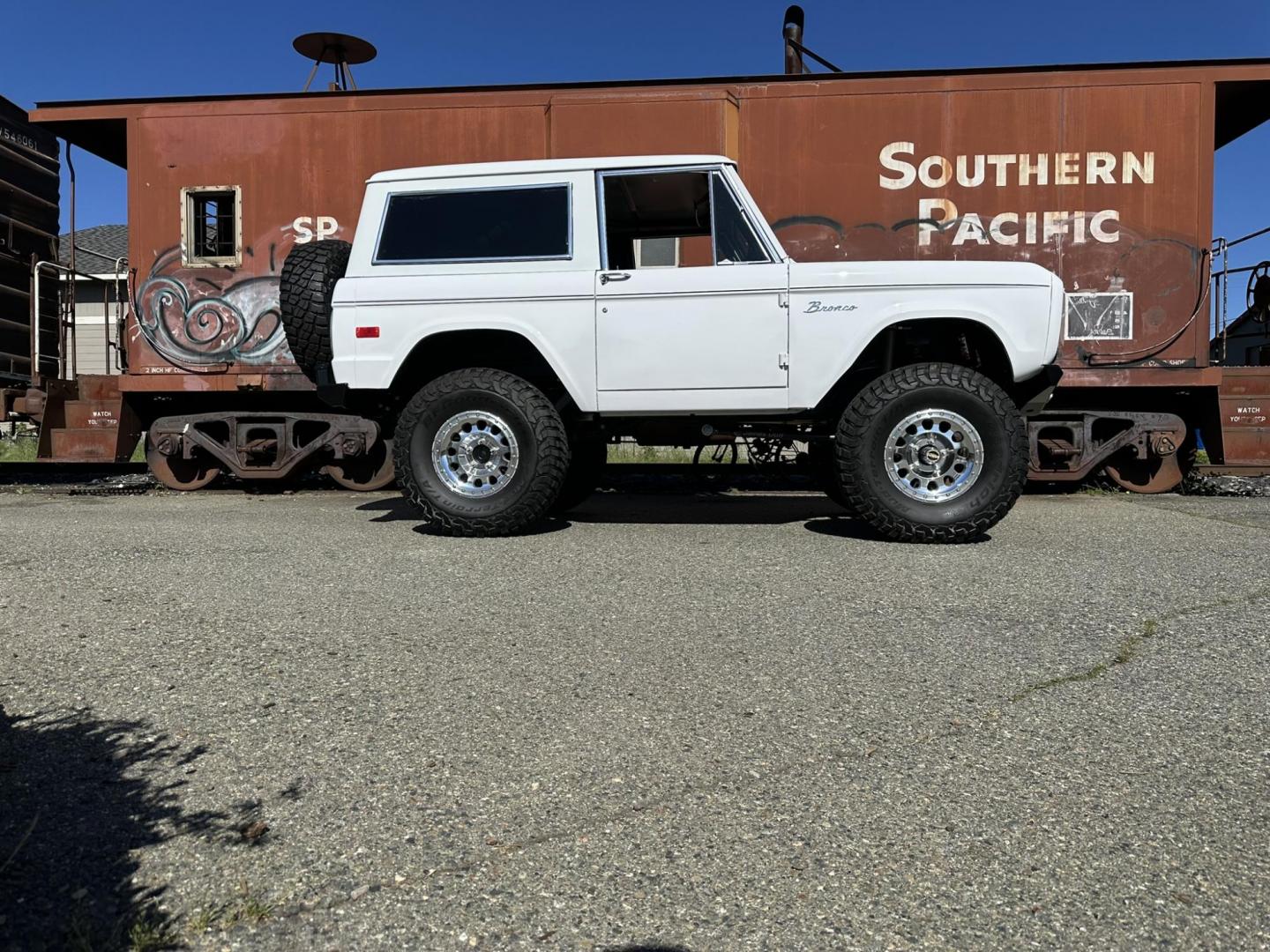 1971 White /Black / Grey Ford Bronco (U15GLK86693) with an 302 engine, np 435 4 speed transmission, located at 2630 Grass Valley Highway, Auburn, CA, 95603, (530) 508-5100, 38.937893, -121.095482 - 1971 FORD BRONCO BUILD CALIFORNIA BRONCO HARD TOP AND NO RUST REBUILT 302 WITH PERFORMANCE CAM, EDELBROCK MANIFOLD, HOLLEY AVENGER 650 CARB & MSD IGNITION NP 435 4 SPEED WITH WILD HORSE BILLET SHIFT EXTENDER DANA 20 WITH WILD HORSE TWIN STICK TRANSFER CASE NEW PAINLESS WIRING HARNESS RHINO LIN - Photo#166