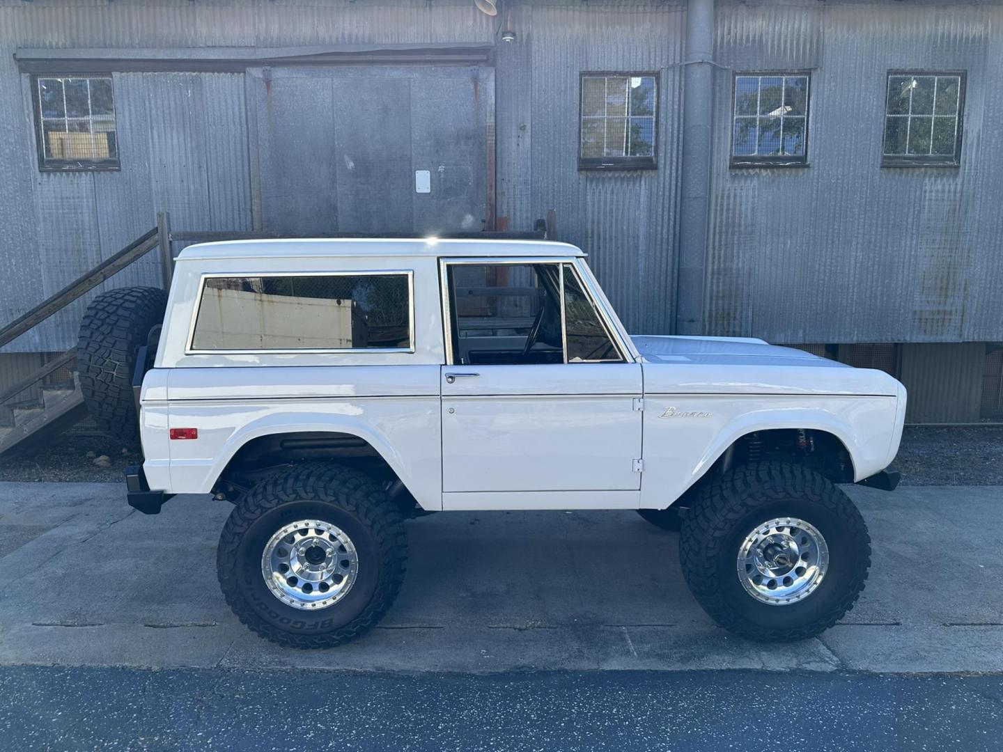 1971 White /Black / Grey Ford Bronco (U15GLK86693) with an 302 engine, np 435 4 speed transmission, located at 2630 Grass Valley Highway, Auburn, CA, 95603, (530) 508-5100, 38.937893, -121.095482 - 1971 FORD BRONCO BUILD CALIFORNIA BRONCO HARD TOP AND NO RUST REBUILT 302 WITH PERFORMANCE CAM, EDELBROCK MANIFOLD, HOLLEY AVENGER 650 CARB & MSD IGNITION NP 435 4 SPEED WITH WILD HORSE BILLET SHIFT EXTENDER DANA 20 WITH WILD HORSE TWIN STICK TRANSFER CASE NEW PAINLESS WIRING HARNESS RHINO LIN - Photo#170