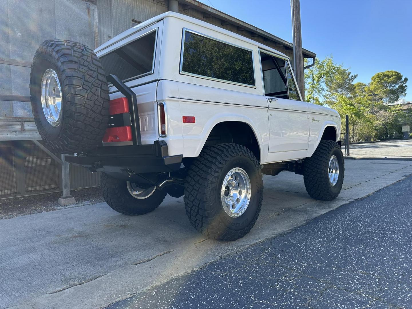 1971 White /Black / Grey Ford Bronco (U15GLK86693) with an 302 engine, np 435 4 speed transmission, located at 2630 Grass Valley Highway, Auburn, CA, 95603, (530) 508-5100, 38.937893, -121.095482 - 1971 FORD BRONCO BUILD CALIFORNIA BRONCO HARD TOP AND NO RUST REBUILT 302 WITH PERFORMANCE CAM, EDELBROCK MANIFOLD, HOLLEY AVENGER 650 CARB & MSD IGNITION NP 435 4 SPEED WITH WILD HORSE BILLET SHIFT EXTENDER DANA 20 WITH WILD HORSE TWIN STICK TRANSFER CASE NEW PAINLESS WIRING HARNESS RHINO LIN - Photo#172