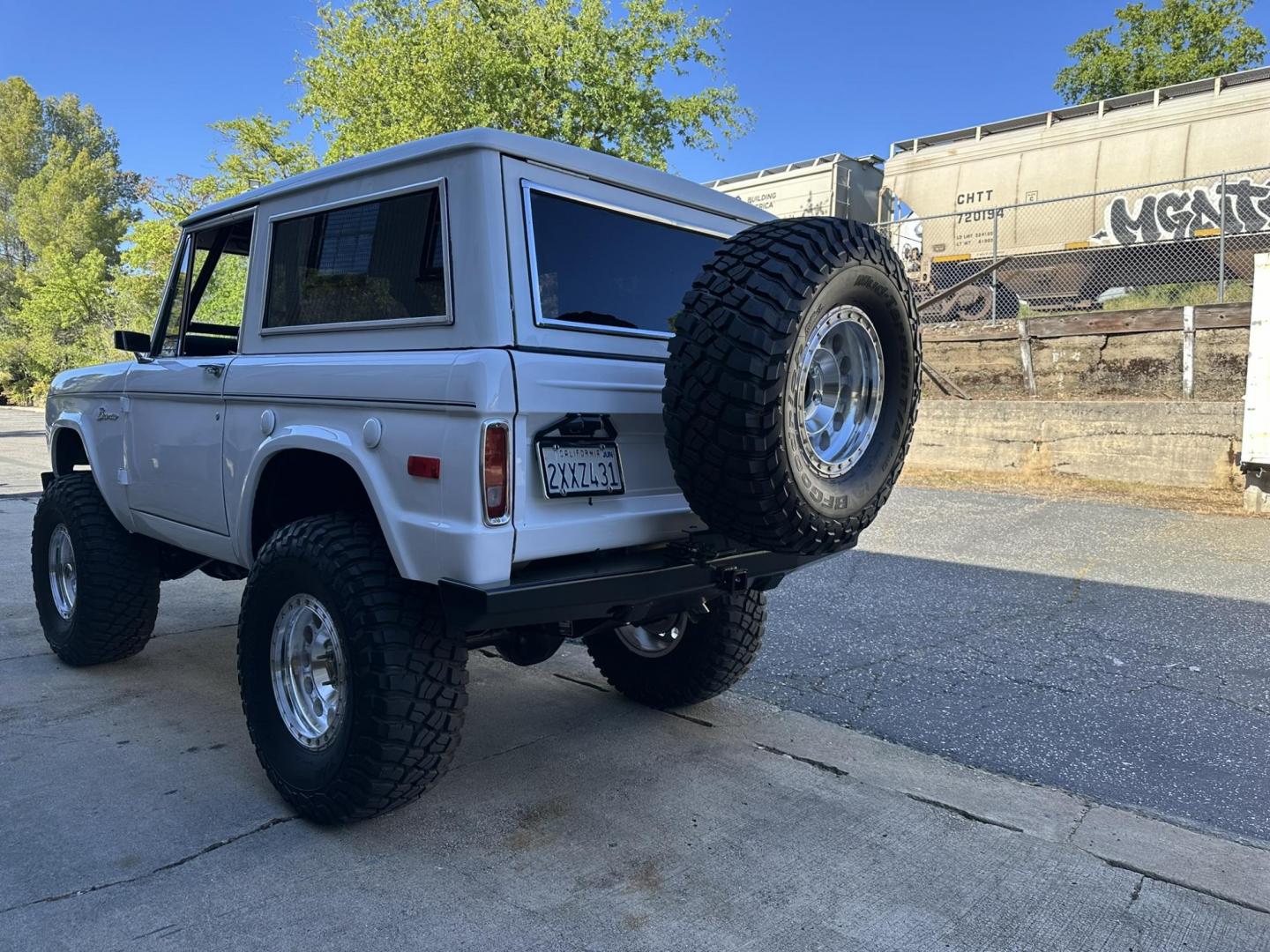 1971 White /Black / Grey Ford Bronco (U15GLK86693) with an 302 engine, np 435 4 speed transmission, located at 2630 Grass Valley Highway, Auburn, CA, 95603, (530) 508-5100, 38.937893, -121.095482 - 1971 FORD BRONCO BUILD CALIFORNIA BRONCO HARD TOP AND NO RUST REBUILT 302 WITH PERFORMANCE CAM, EDELBROCK MANIFOLD, HOLLEY AVENGER 650 CARB & MSD IGNITION NP 435 4 SPEED WITH WILD HORSE BILLET SHIFT EXTENDER DANA 20 WITH WILD HORSE TWIN STICK TRANSFER CASE NEW PAINLESS WIRING HARNESS RHINO LIN - Photo#179