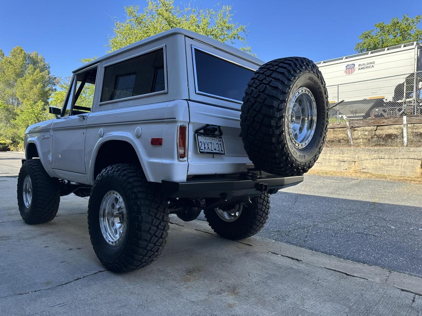 1971 White /Black / Grey Ford Bronco (U15GLK86693) with an 302 engine, np 435 4 speed transmission, located at 2630 Grass Valley Highway, Auburn, CA, 95603, (530) 508-5100, 38.937893, -121.095482 - 1971 FORD BRONCO BUILD CALIFORNIA BRONCO HARD TOP AND NO RUST REBUILT 302 WITH PERFORMANCE CAM, EDELBROCK MANIFOLD, HOLLEY AVENGER 650 CARB & MSD IGNITION NP 435 4 SPEED WITH WILD HORSE BILLET SHIFT EXTENDER DANA 20 WITH WILD HORSE TWIN STICK TRANSFER CASE NEW PAINLESS WIRING HARNESS RHINO LIN - Photo#180