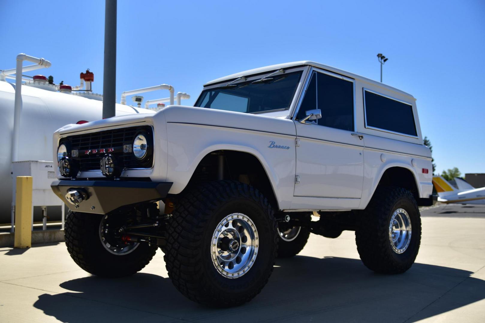 1971 White /Black / Grey Ford Bronco (U15GLK86693) with an 302 engine, np 435 4 speed transmission, located at 2630 Grass Valley Highway, Auburn, CA, 95603, (530) 508-5100, 38.937893, -121.095482 - 1971 FORD BRONCO BUILD CALIFORNIA BRONCO HARD TOP AND NO RUST REBUILT 302 WITH PERFORMANCE CAM, EDELBROCK MANIFOLD, HOLLEY AVENGER 650 CARB & MSD IGNITION NP 435 4 SPEED WITH WILD HORSE BILLET SHIFT EXTENDER DANA 20 WITH WILD HORSE TWIN STICK TRANSFER CASE NEW PAINLESS WIRING HARNESS RHINO LIN - Photo#193