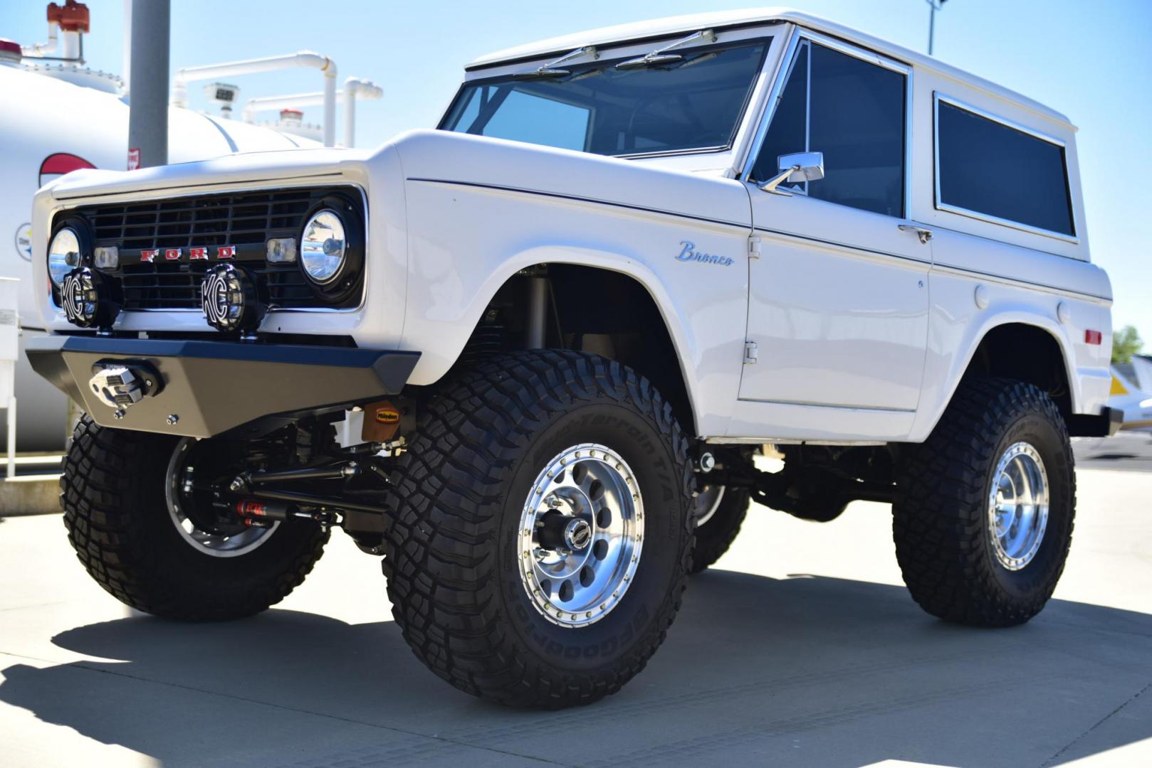 1971 White /Black / Grey Ford Bronco (U15GLK86693) with an 302 engine, np 435 4 speed transmission, located at 2630 Grass Valley Highway, Auburn, CA, 95603, (530) 508-5100, 38.937893, -121.095482 - 1971 FORD BRONCO BUILD CALIFORNIA BRONCO HARD TOP AND NO RUST REBUILT 302 WITH PERFORMANCE CAM, EDELBROCK MANIFOLD, HOLLEY AVENGER 650 CARB & MSD IGNITION NP 435 4 SPEED WITH WILD HORSE BILLET SHIFT EXTENDER DANA 20 WITH WILD HORSE TWIN STICK TRANSFER CASE NEW PAINLESS WIRING HARNESS RHINO LIN - Photo#196