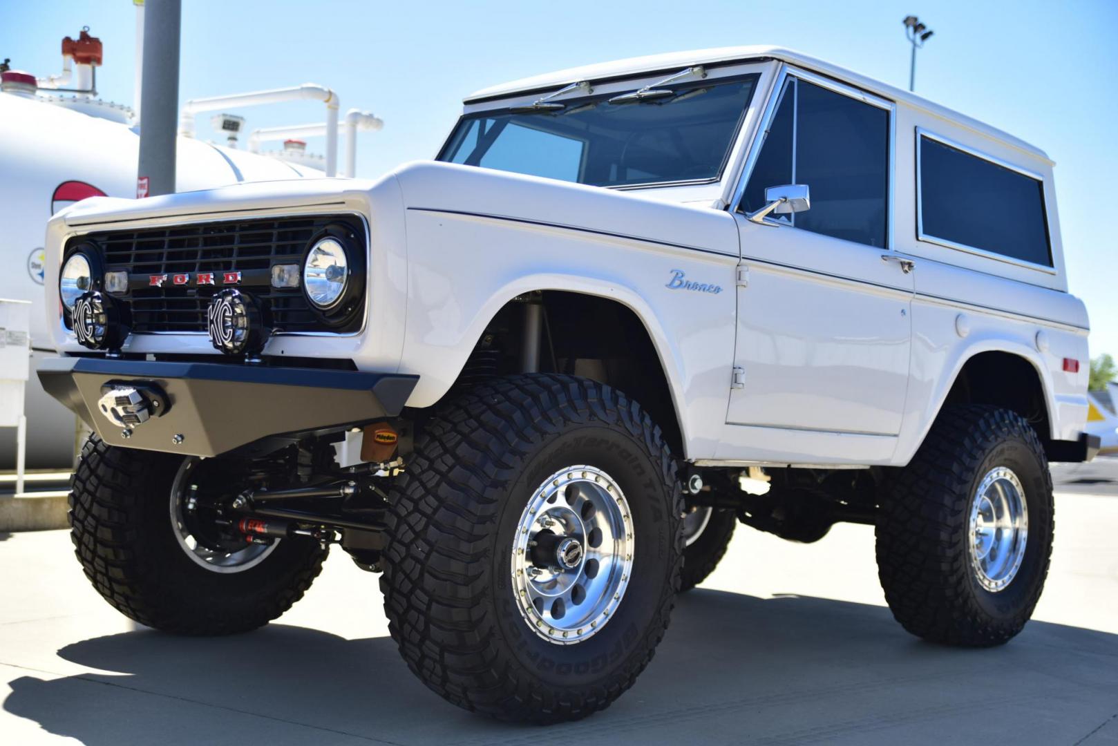 1971 White /Black / Grey Ford Bronco (U15GLK86693) with an 302 engine, np 435 4 speed transmission, located at 2630 Grass Valley Highway, Auburn, CA, 95603, (530) 508-5100, 38.937893, -121.095482 - 1971 FORD BRONCO BUILD CALIFORNIA BRONCO HARD TOP AND NO RUST REBUILT 302 WITH PERFORMANCE CAM, EDELBROCK MANIFOLD, HOLLEY AVENGER 650 CARB & MSD IGNITION NP 435 4 SPEED WITH WILD HORSE BILLET SHIFT EXTENDER DANA 20 WITH WILD HORSE TWIN STICK TRANSFER CASE NEW PAINLESS WIRING HARNESS RHINO LIN - Photo#197