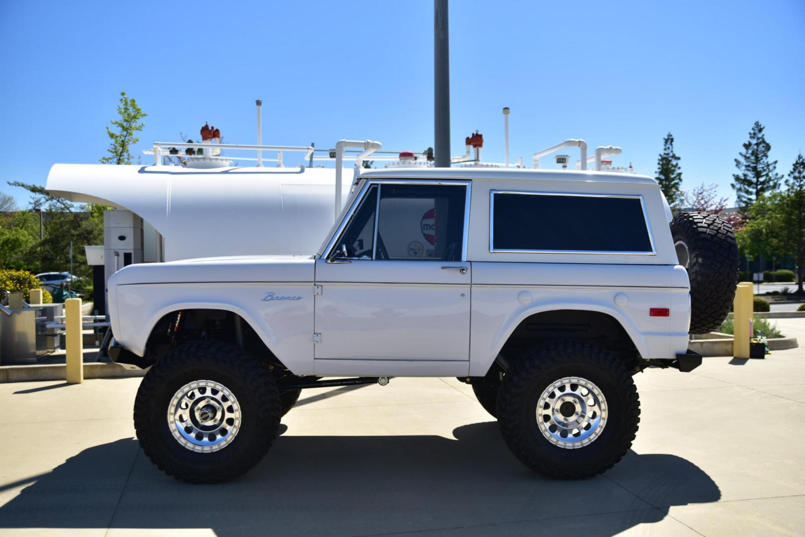 1971 White /Black / Grey Ford Bronco (U15GLK86693) with an 302 engine, np 435 4 speed transmission, located at 2630 Grass Valley Highway, Auburn, CA, 95603, (530) 508-5100, 38.937893, -121.095482 - 1971 FORD BRONCO BUILD CALIFORNIA BRONCO HARD TOP AND NO RUST REBUILT 302 WITH PERFORMANCE CAM, EDELBROCK MANIFOLD, HOLLEY AVENGER 650 CARB & MSD IGNITION NP 435 4 SPEED WITH WILD HORSE BILLET SHIFT EXTENDER DANA 20 WITH WILD HORSE TWIN STICK TRANSFER CASE NEW PAINLESS WIRING HARNESS RHINO LIN - Photo#199