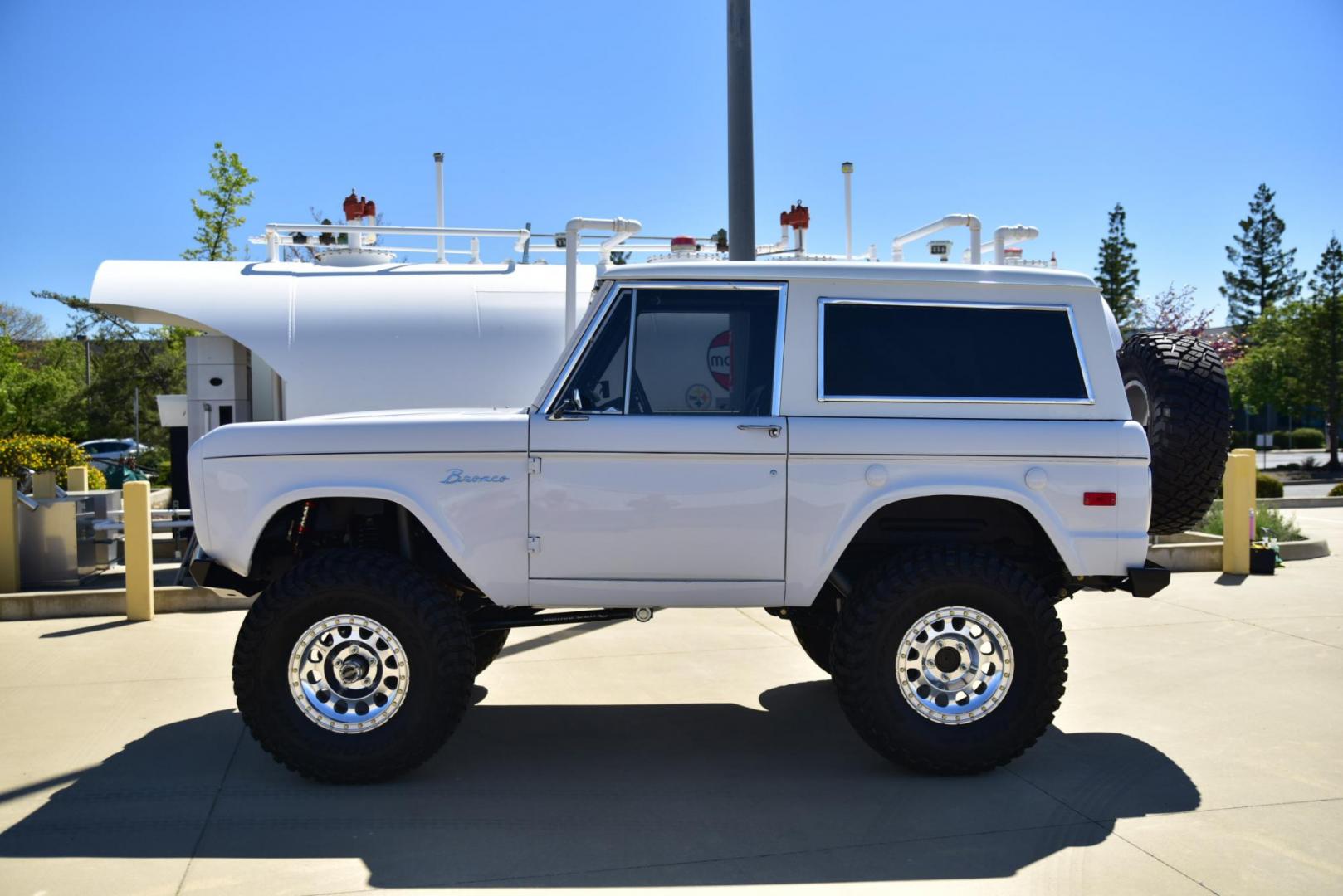 1971 White /Black / Grey Ford Bronco (U15GLK86693) with an 302 engine, np 435 4 speed transmission, located at 2630 Grass Valley Highway, Auburn, CA, 95603, (530) 508-5100, 38.937893, -121.095482 - 1971 FORD BRONCO BUILD CALIFORNIA BRONCO HARD TOP AND NO RUST REBUILT 302 WITH PERFORMANCE CAM, EDELBROCK MANIFOLD, HOLLEY AVENGER 650 CARB & MSD IGNITION NP 435 4 SPEED WITH WILD HORSE BILLET SHIFT EXTENDER DANA 20 WITH WILD HORSE TWIN STICK TRANSFER CASE NEW PAINLESS WIRING HARNESS RHINO LIN - Photo#200