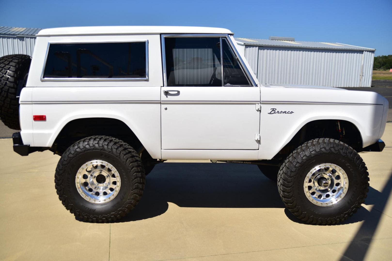 1971 White /Black / Grey Ford Bronco (U15GLK86693) with an 302 engine, np 435 4 speed transmission, located at 2630 Grass Valley Highway, Auburn, CA, 95603, (530) 508-5100, 38.937893, -121.095482 - 1971 FORD BRONCO BUILD CALIFORNIA BRONCO HARD TOP AND NO RUST REBUILT 302 WITH PERFORMANCE CAM, EDELBROCK MANIFOLD, HOLLEY AVENGER 650 CARB & MSD IGNITION NP 435 4 SPEED WITH WILD HORSE BILLET SHIFT EXTENDER DANA 20 WITH WILD HORSE TWIN STICK TRANSFER CASE NEW PAINLESS WIRING HARNESS RHINO LIN - Photo#227