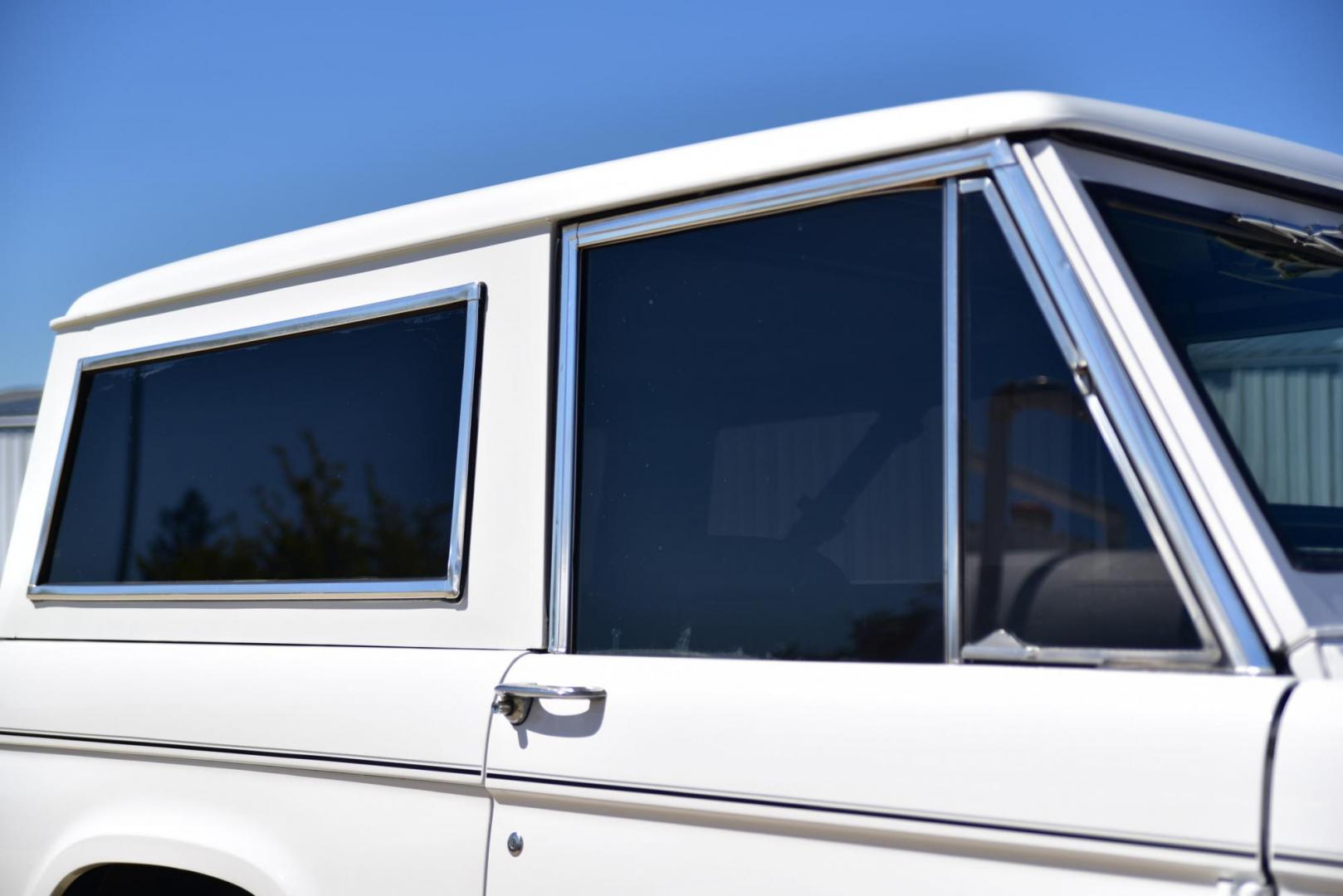 1971 White /Black / Grey Ford Bronco (U15GLK86693) with an 302 engine, np 435 4 speed transmission, located at 2630 Grass Valley Highway, Auburn, CA, 95603, (530) 508-5100, 38.937893, -121.095482 - 1971 FORD BRONCO BUILD CALIFORNIA BRONCO HARD TOP AND NO RUST REBUILT 302 WITH PERFORMANCE CAM, EDELBROCK MANIFOLD, HOLLEY AVENGER 650 CARB & MSD IGNITION NP 435 4 SPEED WITH WILD HORSE BILLET SHIFT EXTENDER DANA 20 WITH WILD HORSE TWIN STICK TRANSFER CASE NEW PAINLESS WIRING HARNESS RHINO LIN - Photo#247