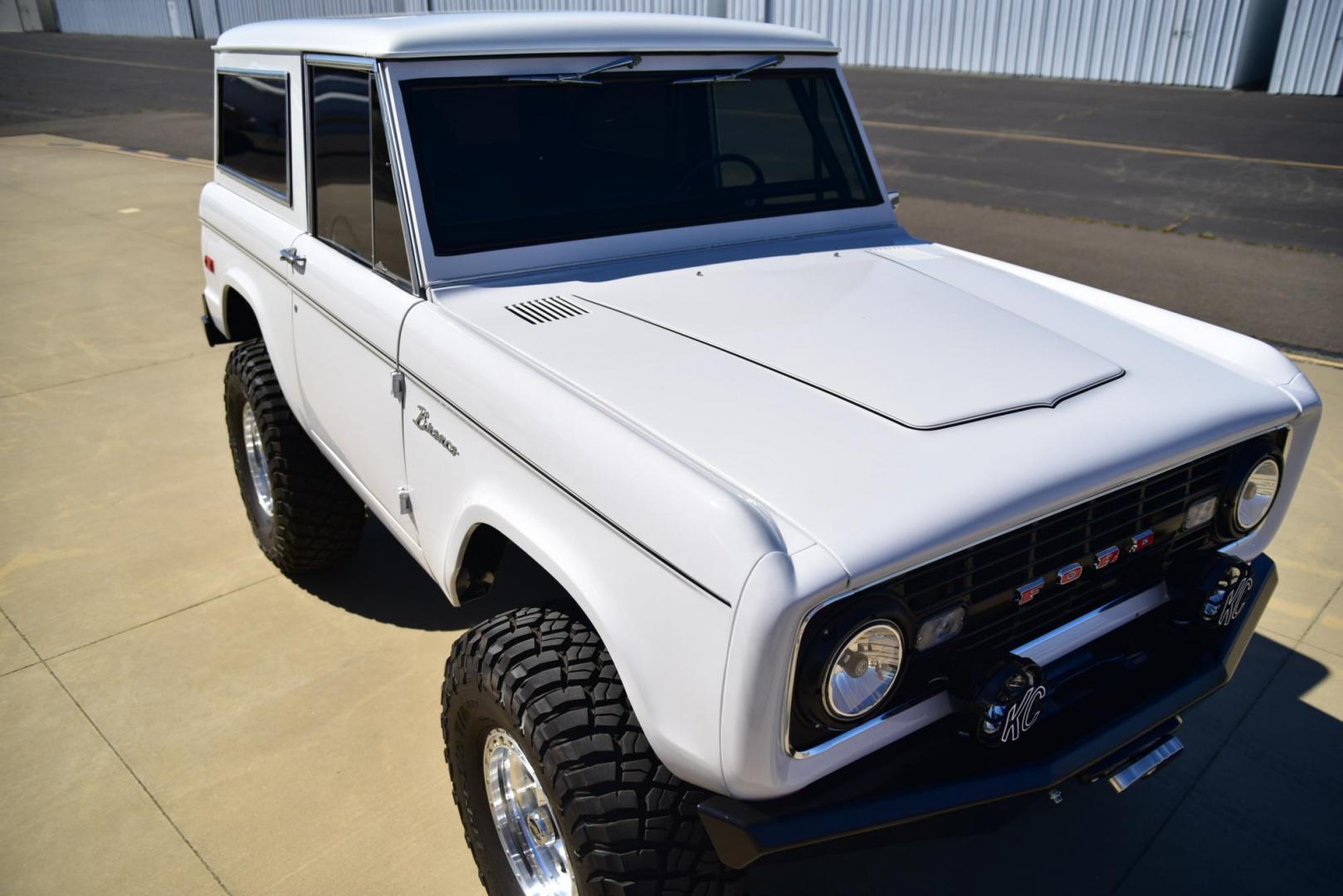1971 White /Black / Grey Ford Bronco (U15GLK86693) with an 302 engine, np 435 4 speed transmission, located at 2630 Grass Valley Highway, Auburn, CA, 95603, (530) 508-5100, 38.937893, -121.095482 - 1971 FORD BRONCO BUILD CALIFORNIA BRONCO HARD TOP AND NO RUST REBUILT 302 WITH PERFORMANCE CAM, EDELBROCK MANIFOLD, HOLLEY AVENGER 650 CARB & MSD IGNITION NP 435 4 SPEED WITH WILD HORSE BILLET SHIFT EXTENDER DANA 20 WITH WILD HORSE TWIN STICK TRANSFER CASE NEW PAINLESS WIRING HARNESS RHINO LIN - Photo#296