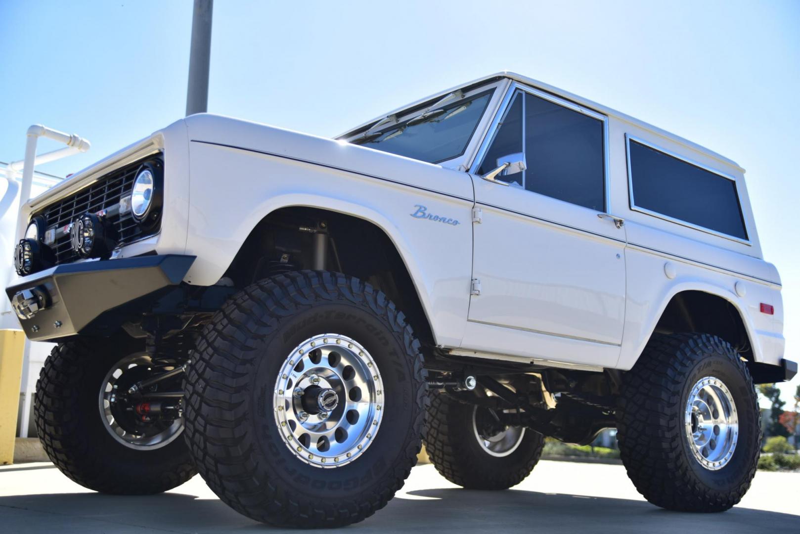 1971 White /Black / Grey Ford Bronco (U15GLK86693) with an 302 engine, np 435 4 speed transmission, located at 2630 Grass Valley Highway, Auburn, CA, 95603, (530) 508-5100, 38.937893, -121.095482 - 1971 FORD BRONCO BUILD CALIFORNIA BRONCO HARD TOP AND NO RUST REBUILT 302 WITH PERFORMANCE CAM, EDELBROCK MANIFOLD, HOLLEY AVENGER 650 CARB & MSD IGNITION NP 435 4 SPEED WITH WILD HORSE BILLET SHIFT EXTENDER DANA 20 WITH WILD HORSE TWIN STICK TRANSFER CASE NEW PAINLESS WIRING HARNESS RHINO LIN - Photo#302