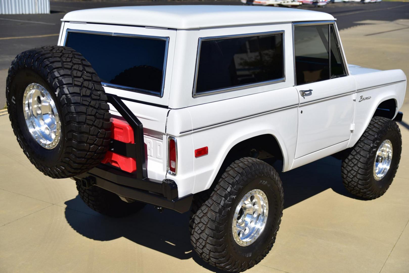 1971 White /Black / Grey Ford Bronco (U15GLK86693) with an 302 engine, np 435 4 speed transmission, located at 2630 Grass Valley Highway, Auburn, CA, 95603, (530) 508-5100, 38.937893, -121.095482 - 1971 FORD BRONCO BUILD CALIFORNIA BRONCO HARD TOP AND NO RUST REBUILT 302 WITH PERFORMANCE CAM, EDELBROCK MANIFOLD, HOLLEY AVENGER 650 CARB & MSD IGNITION NP 435 4 SPEED WITH WILD HORSE BILLET SHIFT EXTENDER DANA 20 WITH WILD HORSE TWIN STICK TRANSFER CASE NEW PAINLESS WIRING HARNESS RHINO LIN - Photo#308