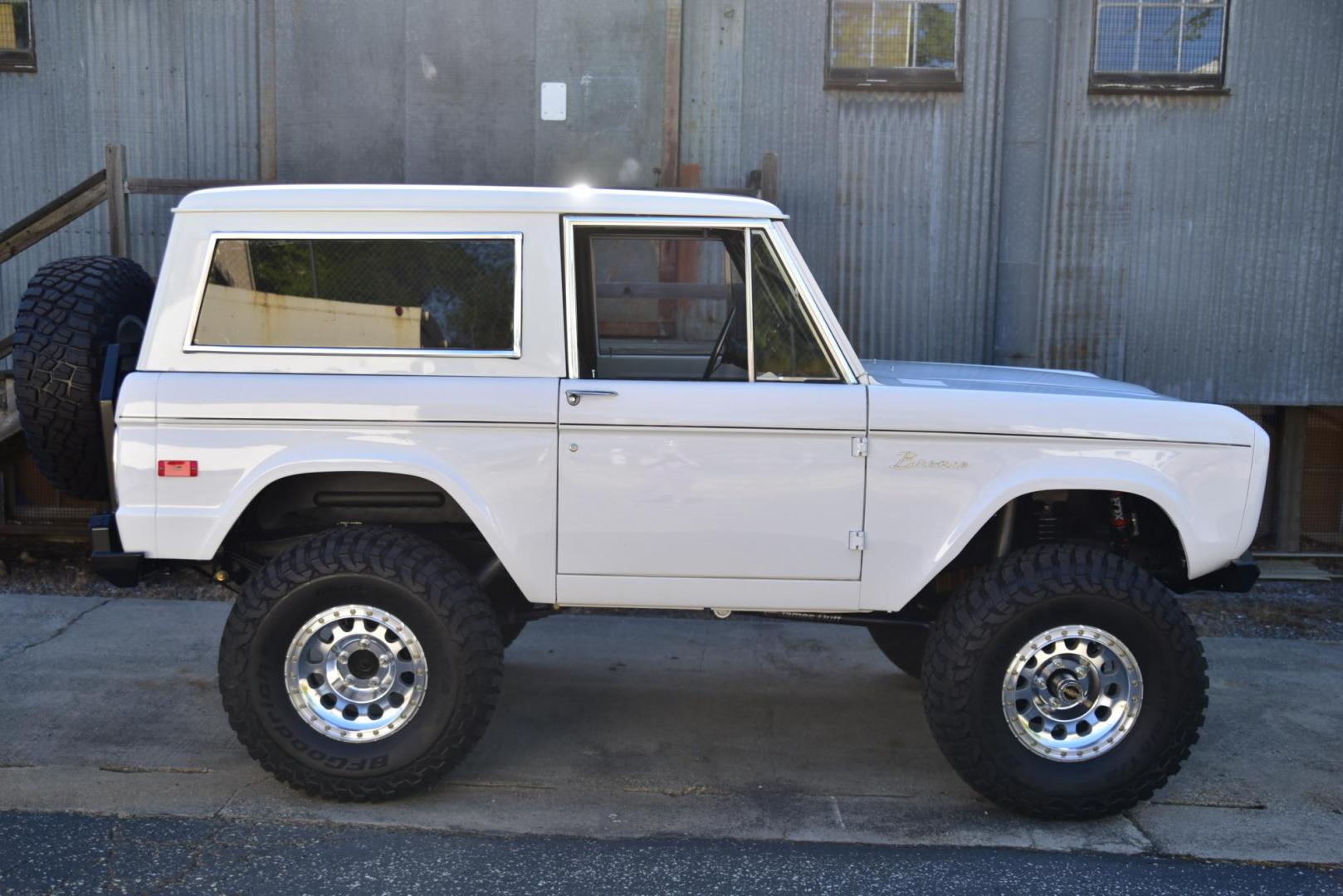 1971 White /Black / Grey Ford Bronco (U15GLK86693) with an 302 engine, np 435 4 speed transmission, located at 2630 Grass Valley Highway, Auburn, CA, 95603, (530) 508-5100, 38.937893, -121.095482 - 1971 FORD BRONCO BUILD CALIFORNIA BRONCO HARD TOP AND NO RUST REBUILT 302 WITH PERFORMANCE CAM, EDELBROCK MANIFOLD, HOLLEY AVENGER 650 CARB & MSD IGNITION NP 435 4 SPEED WITH WILD HORSE BILLET SHIFT EXTENDER DANA 20 WITH WILD HORSE TWIN STICK TRANSFER CASE NEW PAINLESS WIRING HARNESS RHINO LIN - Photo#313