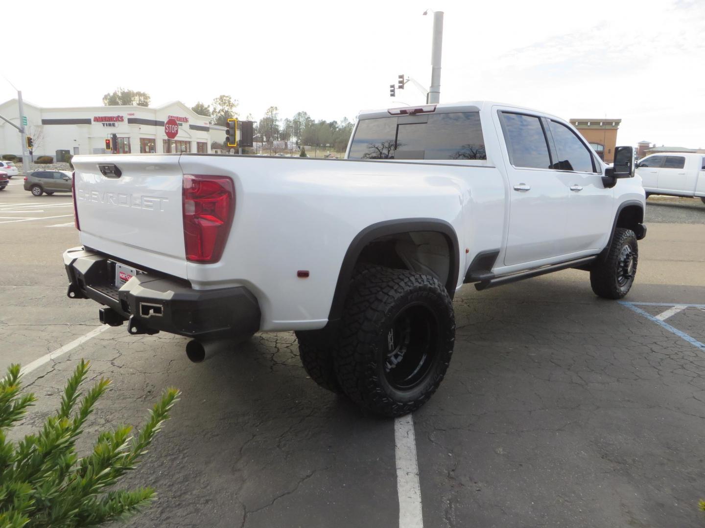 2022 White /Black Chevrolet Silverado 3500HD High Country Crew Cab 4WD (1GC4YVEY0NF) with an 6.6L V8 OHV 32V TURBO DIESEL engine, 6A transmission, located at 2630 Grass Valley Highway, Auburn, CA, 95603, (530) 508-5100, 38.937893, -121.095482 - Must see High Country Dually featuring a CST lift kit, 20" DDC wheels, Toyo Open Country RT Trail tires, Road Armor front and rear bumpers, Road Armor 12k Winch, Westin LED lights, and Window tint. - Photo#4