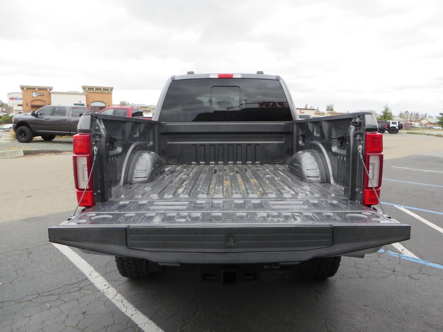 2020 CHARCOAL Ford F-350 SD Lariat Crew Cab Short Bed 4WD (1FT8W3BT2LE) with an 6.7L V8 OHV 16V DIESEL engine, 6A transmission, located at 2630 Grass Valley Highway, Auburn, CA, 95603, (530) 508-5100, 38.937893, -121.095482 - Photo#12