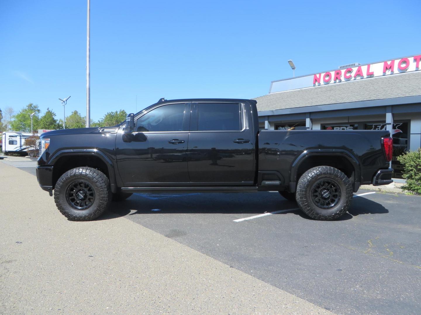 2022 BLACK /BLACK GMC Sierra 2500HD Denali Crew Cab 4WD (1GT49REY2NF) with an 6.6L V8 OHV 16 DIESEL engine, 6A transmission, located at 2630 Grass Valley Highway, Auburn, CA, 95603, (530) 508-5100, 38.937893, -121.095482 - Features- A Cognito Level kit with Fox 2.0 Shocks, 37" Nitto Ridge Grappler tires, 18" Method NV wheels, Black Cat Back Exhaust, Bakflip MX4, window tint, and a factory Kicker tailgate audio system. - Photo#7