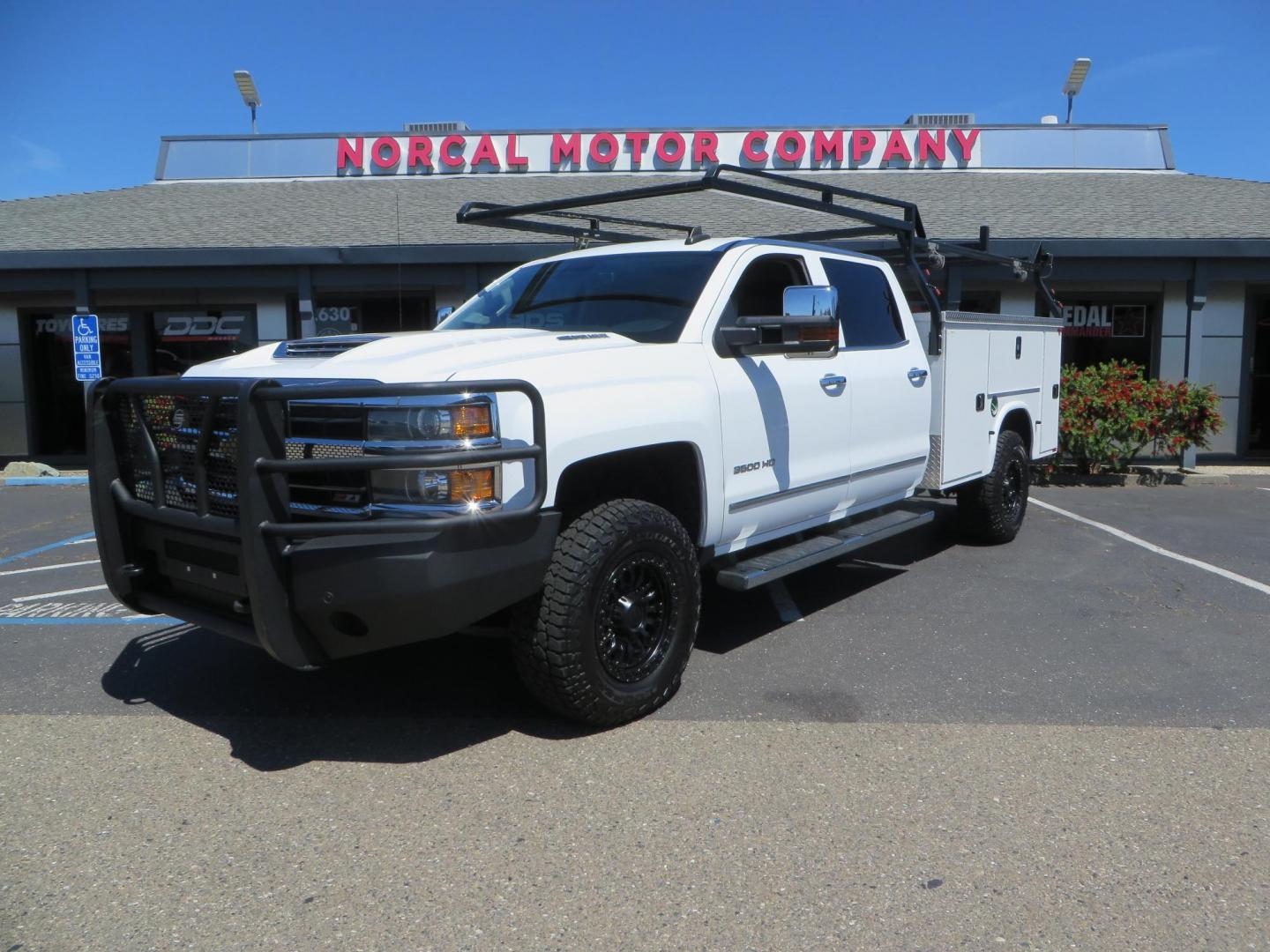 2019 White Chevrolet Silverado 3500HD LTZ Crew Cab 4WD (1GC4KXEY5KF) with an 6.6L V8 OHV 32V TURBO DIESEL engine, 6A transmission, located at 2630 Grass Valley Highway, Auburn, CA, 95603, (530) 508-5100, 38.937893, -121.095482 - Photo#0