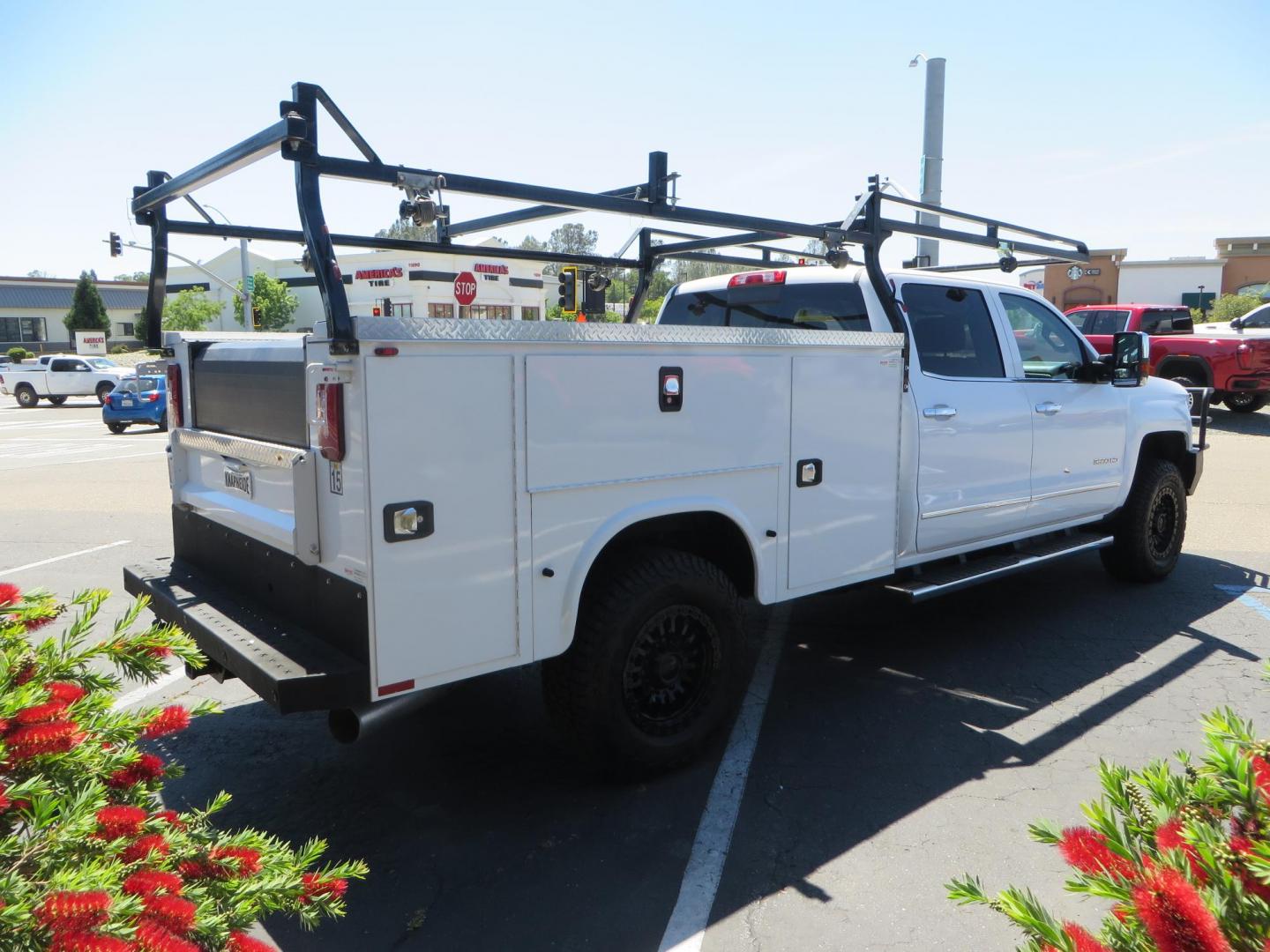 2019 White Chevrolet Silverado 3500HD LTZ Crew Cab 4WD (1GC4KXEY5KF) with an 6.6L V8 OHV 32V TURBO DIESEL engine, 6A transmission, located at 2630 Grass Valley Highway, Auburn, CA, 95603, (530) 508-5100, 38.937893, -121.095482 - Photo#4