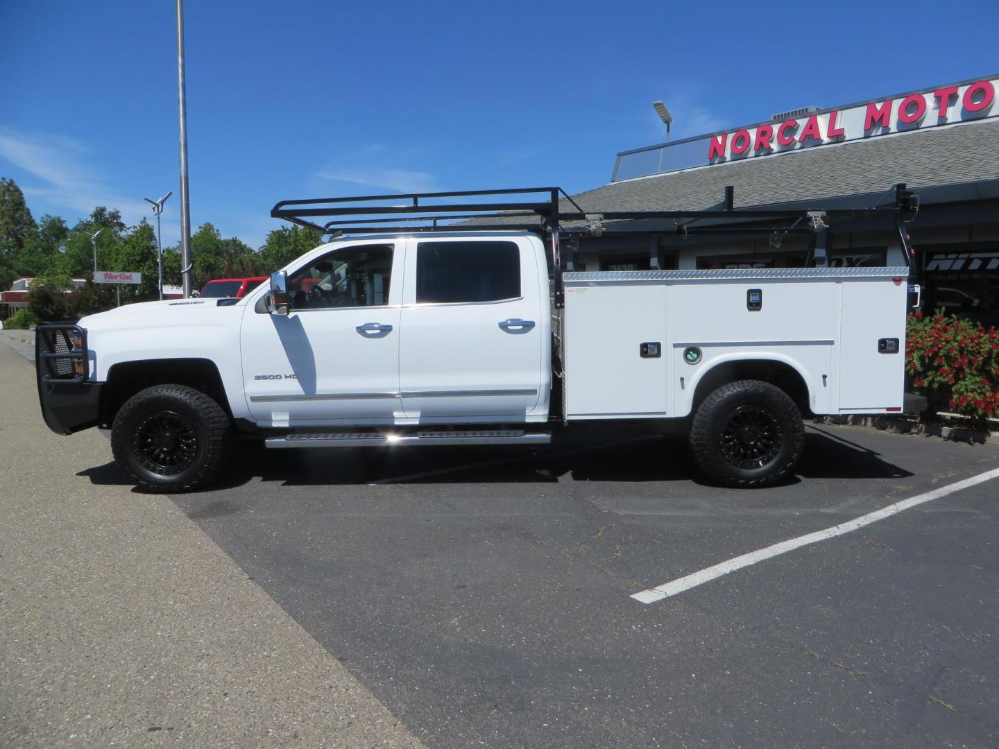 2019 White Chevrolet Silverado 3500HD LTZ Crew Cab 4WD (1GC4KXEY5KF) with an 6.6L V8 OHV 32V TURBO DIESEL engine, 6A transmission, located at 2630 Grass Valley Highway, Auburn, CA, 95603, (530) 508-5100, 38.937893, -121.095482 - Photo#7