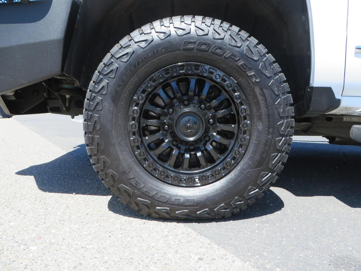 2019 White Chevrolet Silverado 3500HD LTZ Crew Cab 4WD (1GC4KXEY5KF) with an 6.6L V8 OHV 32V TURBO DIESEL engine, 6A transmission, located at 2630 Grass Valley Highway, Auburn, CA, 95603, (530) 508-5100, 38.937893, -121.095482 - Photo#8