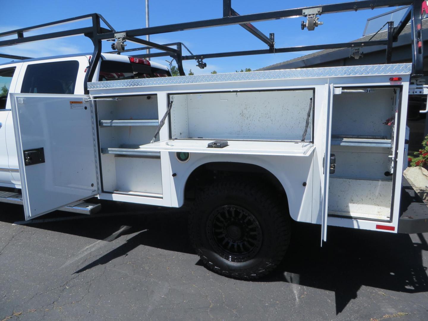2019 White Chevrolet Silverado 3500HD LTZ Crew Cab 4WD (1GC4KXEY5KF) with an 6.6L V8 OHV 32V TURBO DIESEL engine, 6A transmission, located at 2630 Grass Valley Highway, Auburn, CA, 95603, (530) 508-5100, 38.937893, -121.095482 - Photo#17