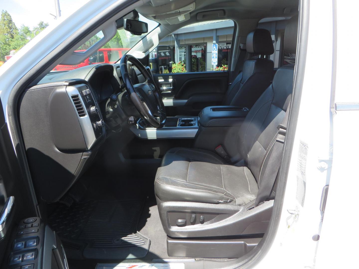 2019 White Chevrolet Silverado 3500HD LTZ Crew Cab 4WD (1GC4KXEY5KF) with an 6.6L V8 OHV 32V TURBO DIESEL engine, 6A transmission, located at 2630 Grass Valley Highway, Auburn, CA, 95603, (530) 508-5100, 38.937893, -121.095482 - Photo#24